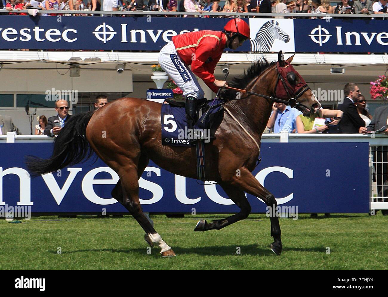 Courses hippiques - Festival Investec Derby - Ladies Day - Hippodrome d'Epsom.Mujood, monté par Tom Queally, va poster pour le Investec Mile pendant la Ladies Day, à l'hippodrome d'Epsom Banque D'Images