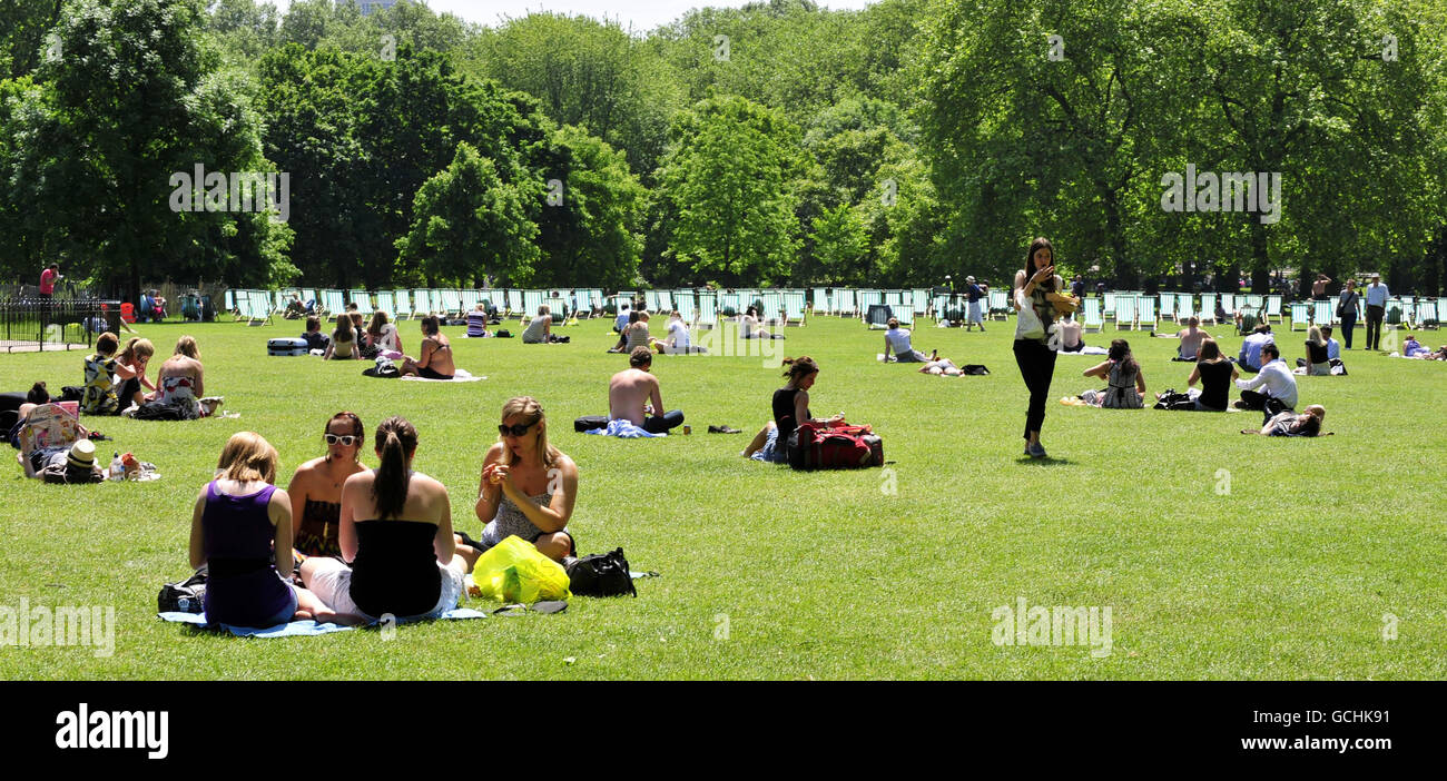 Temps chaud 4 juin. Les gens apprécient le soleil dans le Green Park de Londres. Banque D'Images