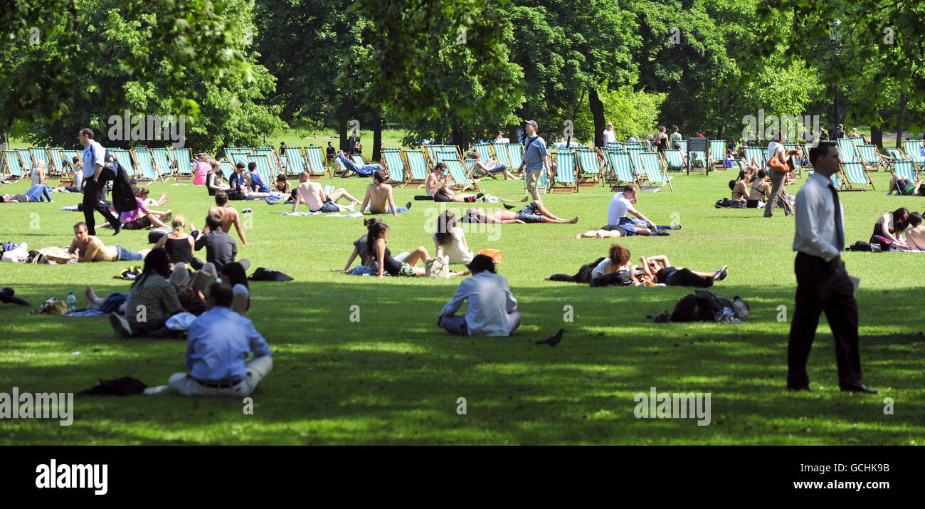 Temps chaud 4 juin. Les gens apprécient le soleil dans le Green Park de Londres. Banque D'Images