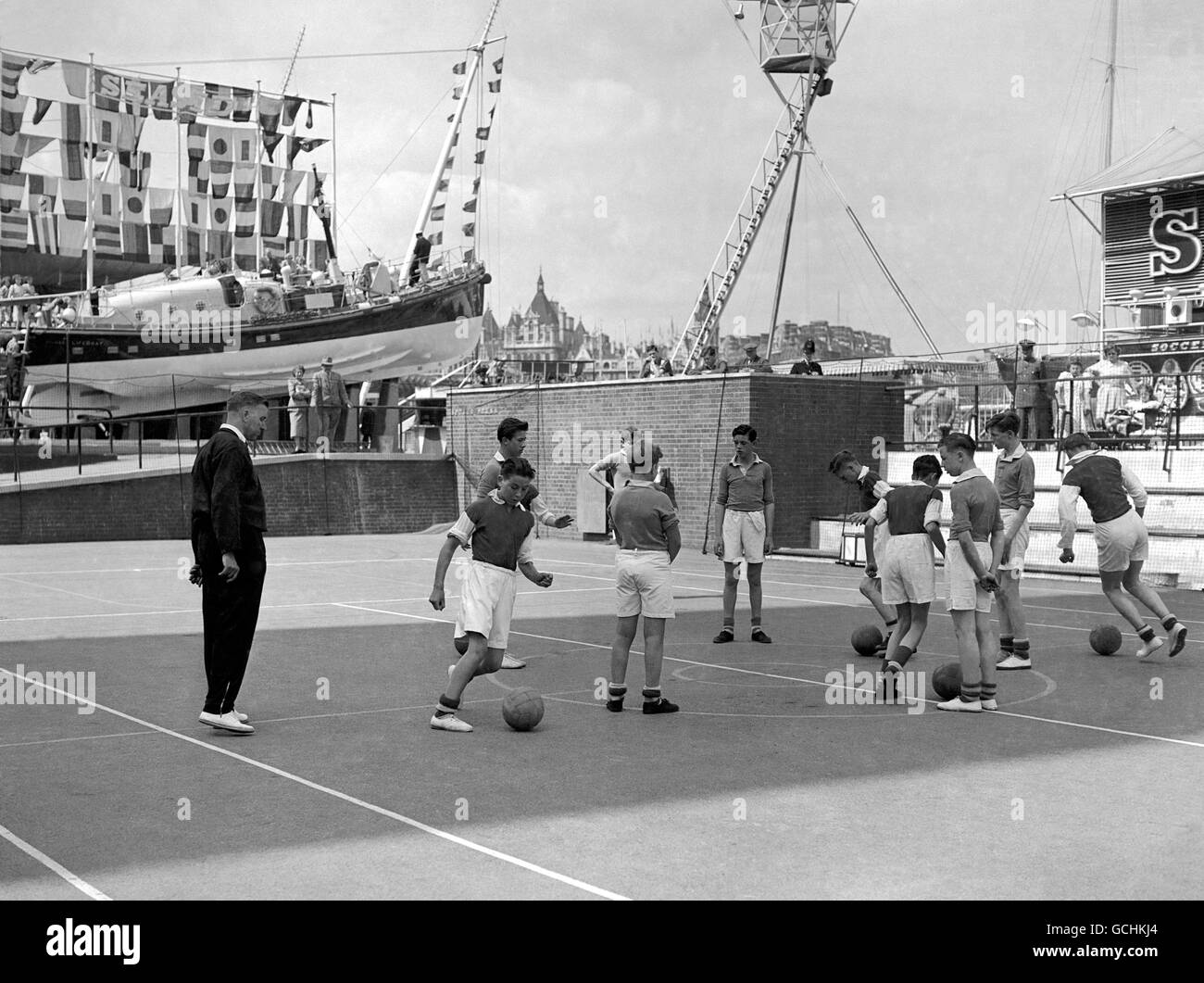 École de football Association Coaching, Sports Arena, South Bank, Londres.Les garçons de Central Park et Napier Road Schools à East Ham pratiquent le contrôle du ballon Banque D'Images