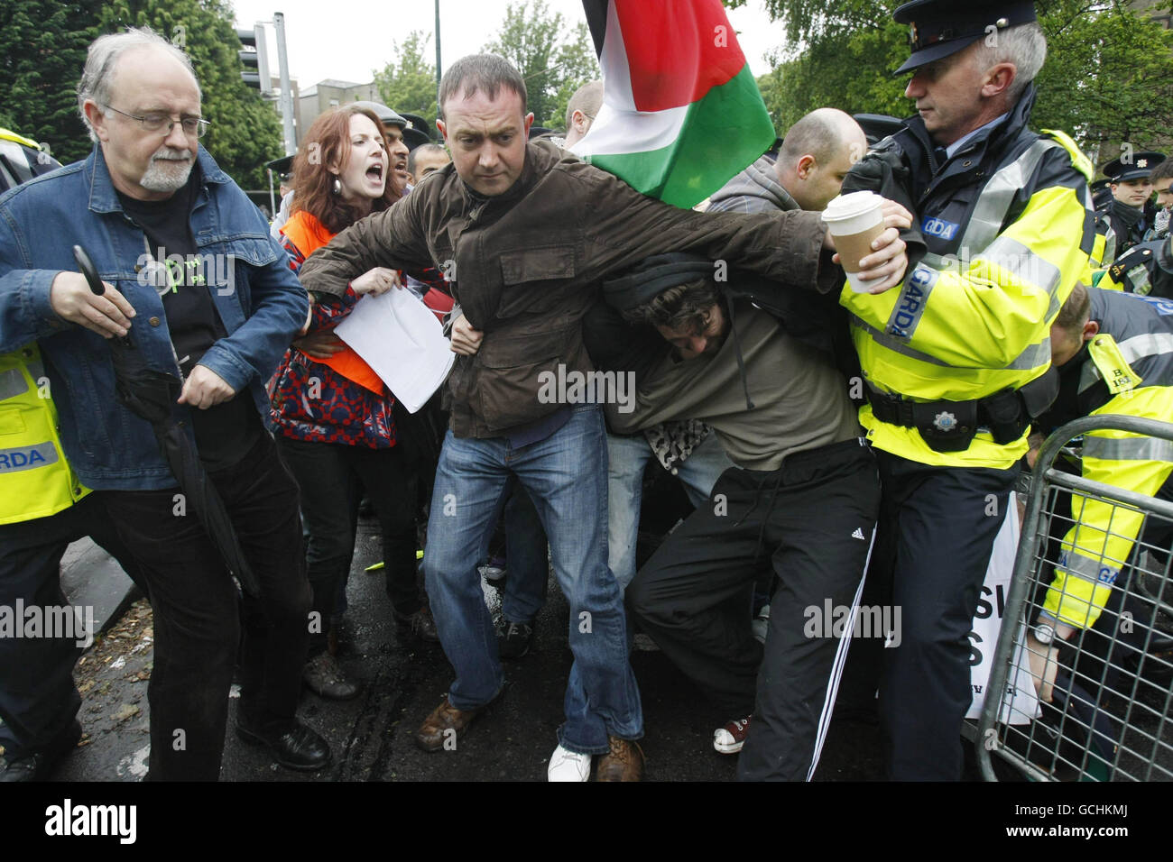 Affrontements de la police avec les manifestants du mouvement irlandais anti-guerre devant l'entrée de l'ambassade israélienne à Ballsbrige à Dublin. Banque D'Images