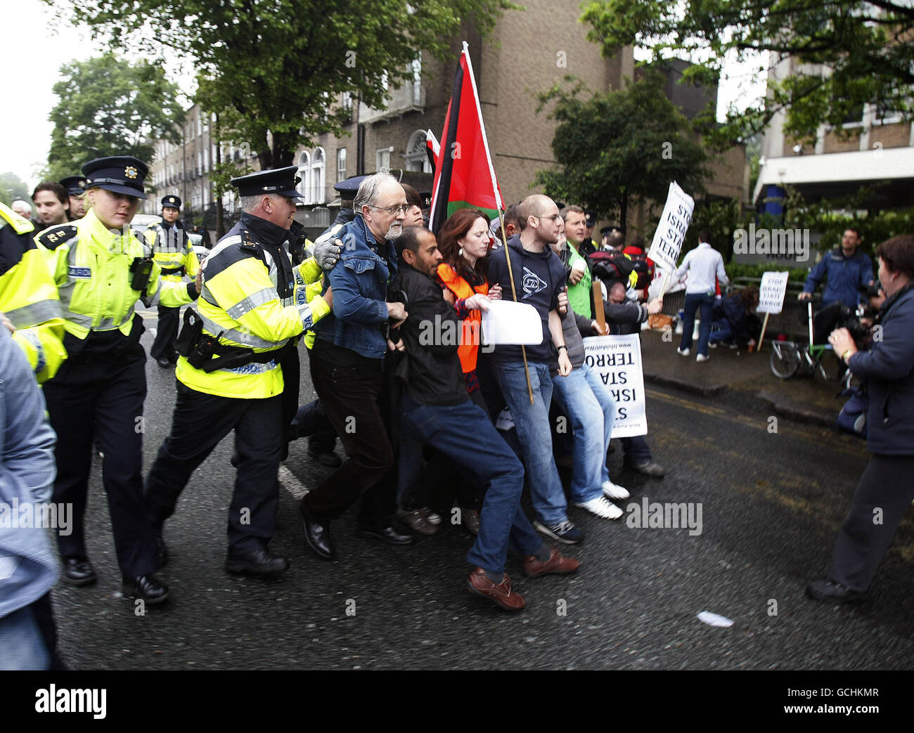 Affrontements de la police avec les manifestants du mouvement irlandais anti-guerre devant l'entrée de l'ambassade israélienne à Ballsbrige à Dublin. Banque D'Images