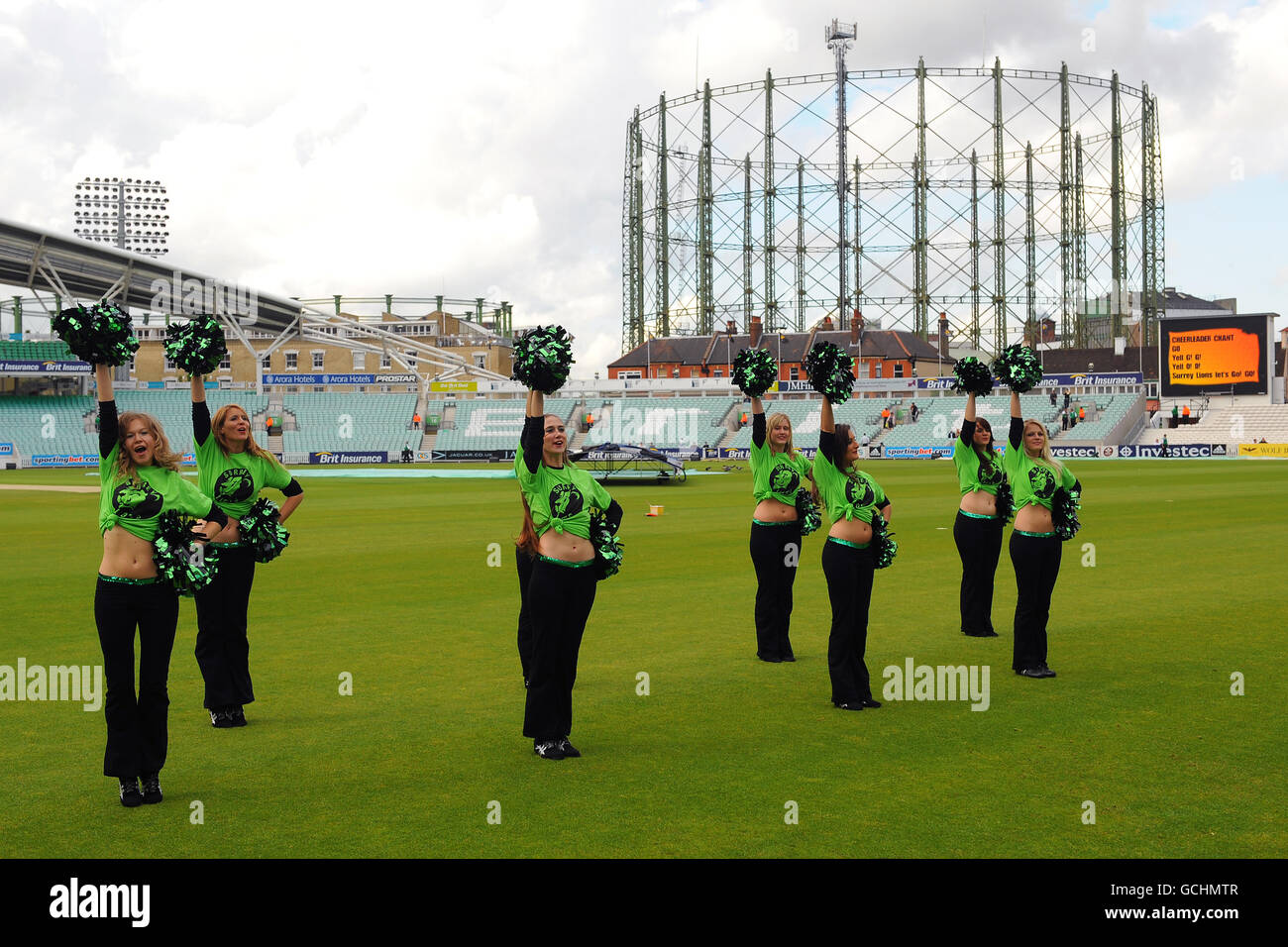 Cricket - Friends Provident Twenty20 - Surrey v Gloucestershire - The Brit Oval. Les Lionesses de Surrey sur le terrain avant le match Banque D'Images