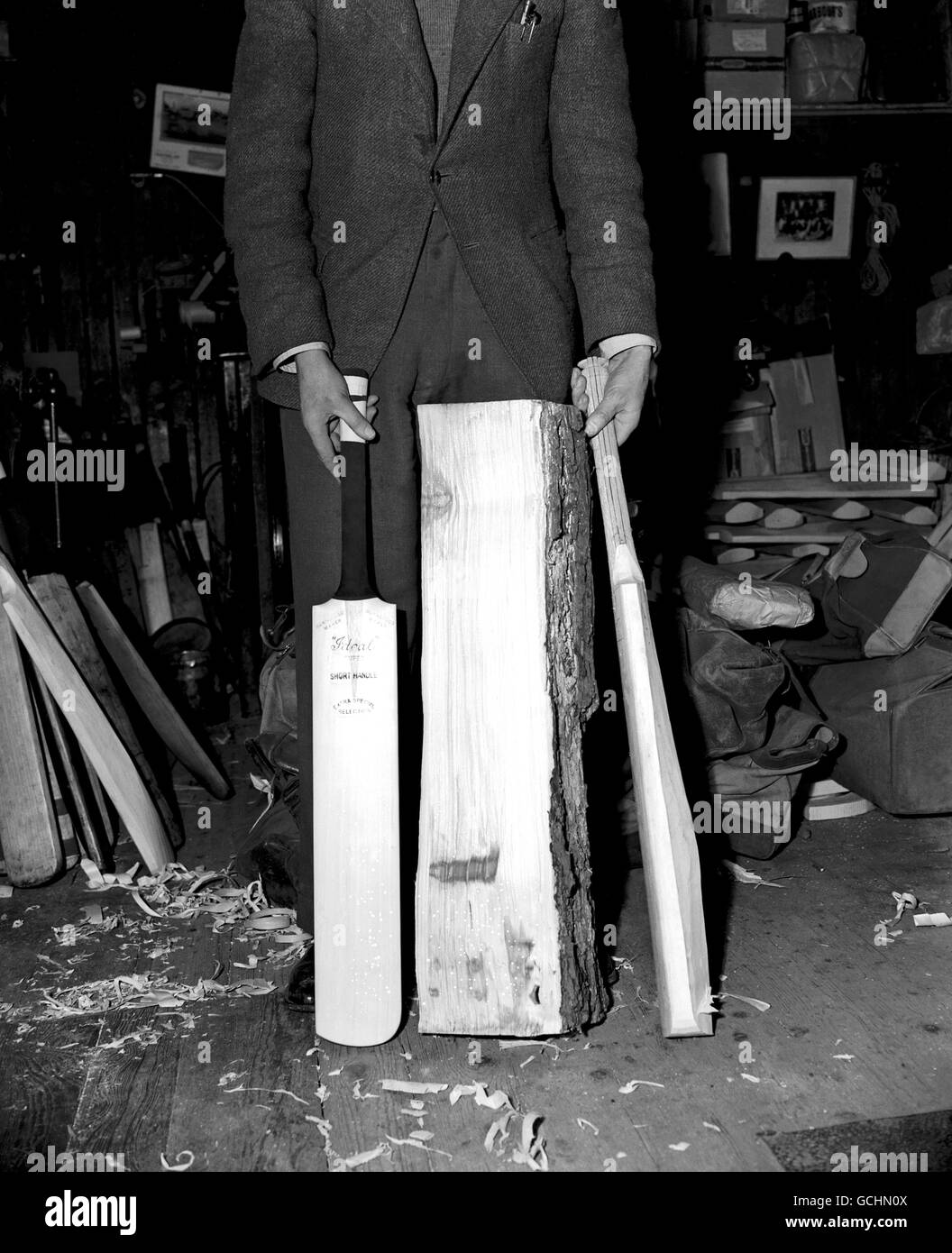 Fabrication de battes de cricket.Les trois étapes d'une batte de cricket comprennent : la fente grossière du saule (C), la coupe grossière (R) et la batte finie (L) Banque D'Images