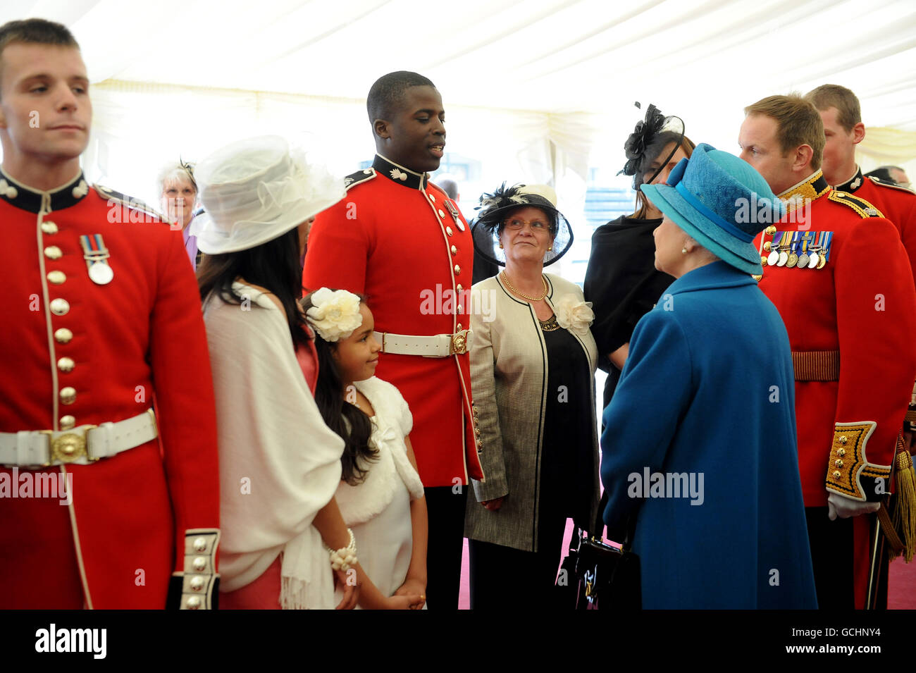 La reine Elizabeth II rencontre les invités des Grenadier Guards, après avoir présenté le régiment avec leurs nouvelles couleurs à Londres. Banque D'Images