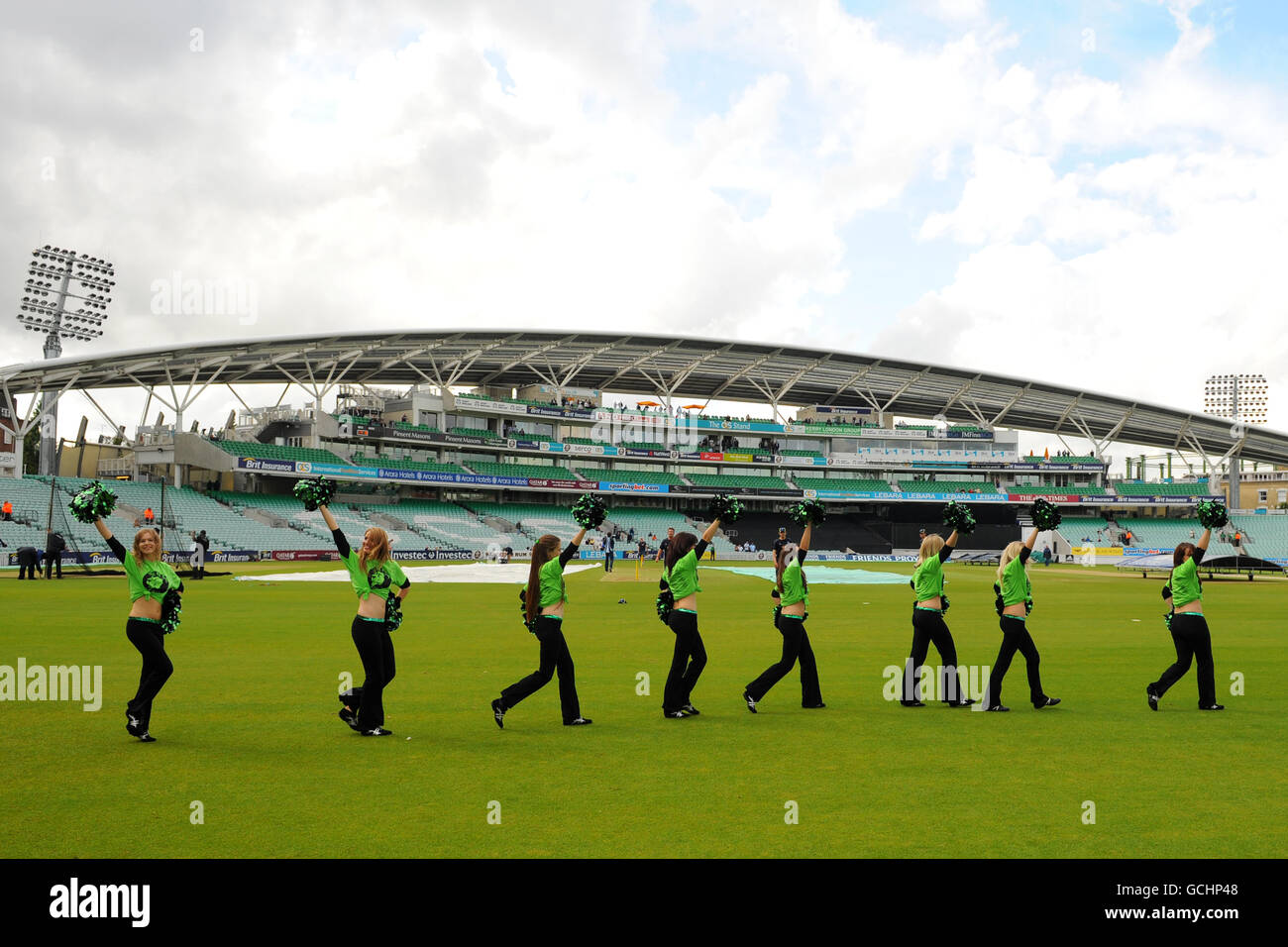 Cricket - Friends Provident Twenty20 - Surrey v Gloucestershire - The Brit Oval. Les Lionesses de Surrey sur le terrain avant le match Banque D'Images