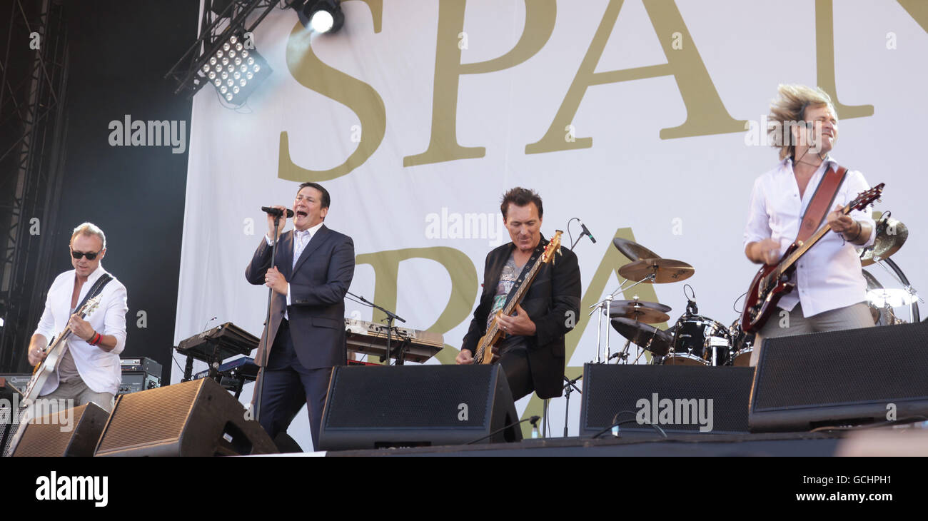 Spandau Ballet (gauche - droite) Gary Kemp, Tony Hadley, Martin Kemp et Steve Norman se présentant sur la scène principale, au Festival de l'île de Wight, au parc Seaclose à Newport.APPUYEZ SUR ASSOCIATION photo.Date de la photo: Dimanche 13 juin 2010.Voir PA Story SHOWBIZ Festival.Le crédit photo devrait se lire: Yui Mok/PA Wire Banque D'Images