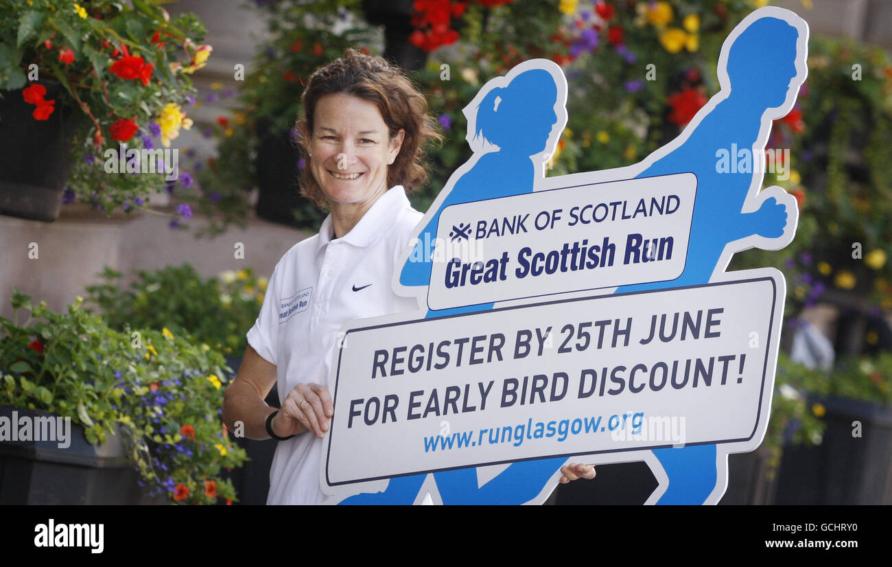 Sonia O'Sullivan, médaillée olympique, lance la Grande course écossaise 2010 Bank of Scotland en dehors des City Chambers, à Glasgow. Banque D'Images