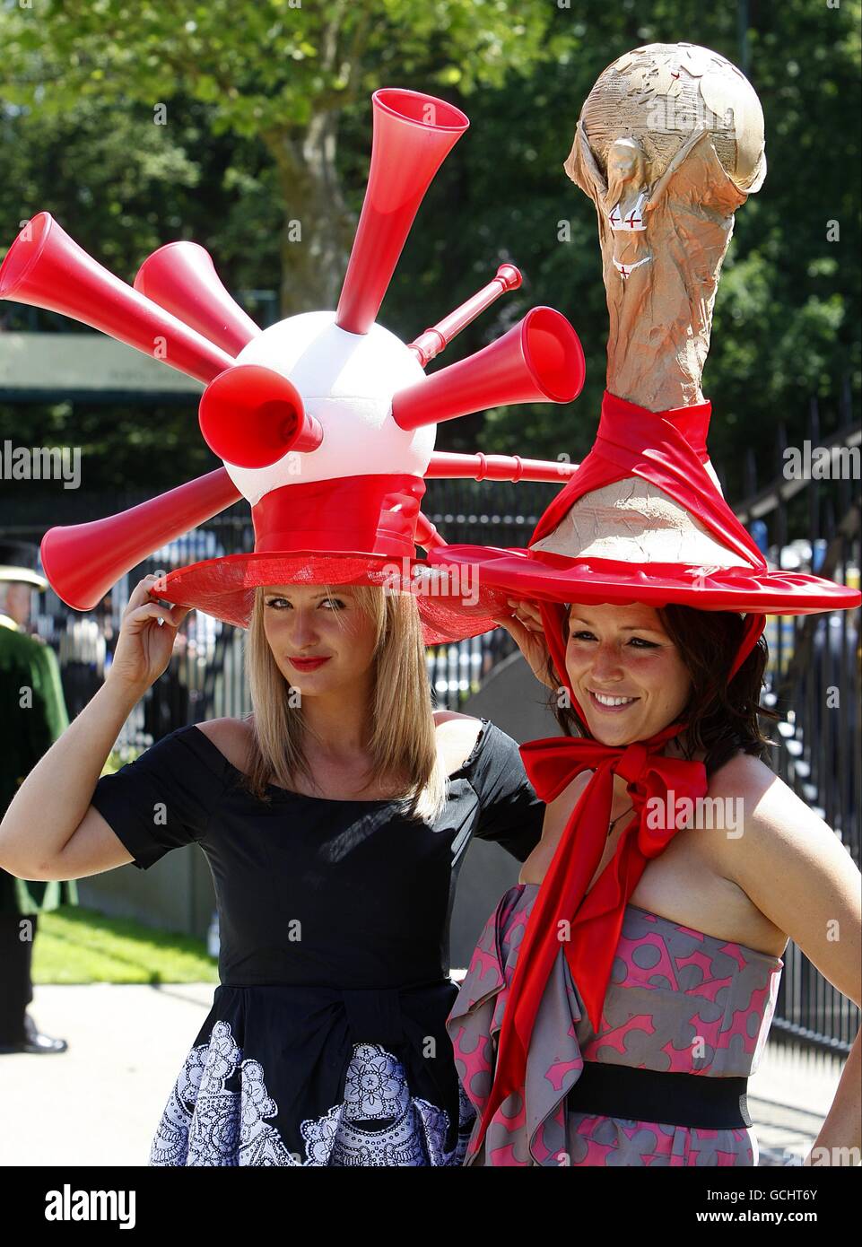 Chapeaux de jour de dames ascot Banque de photographies et d'images à haute  résolution - Alamy