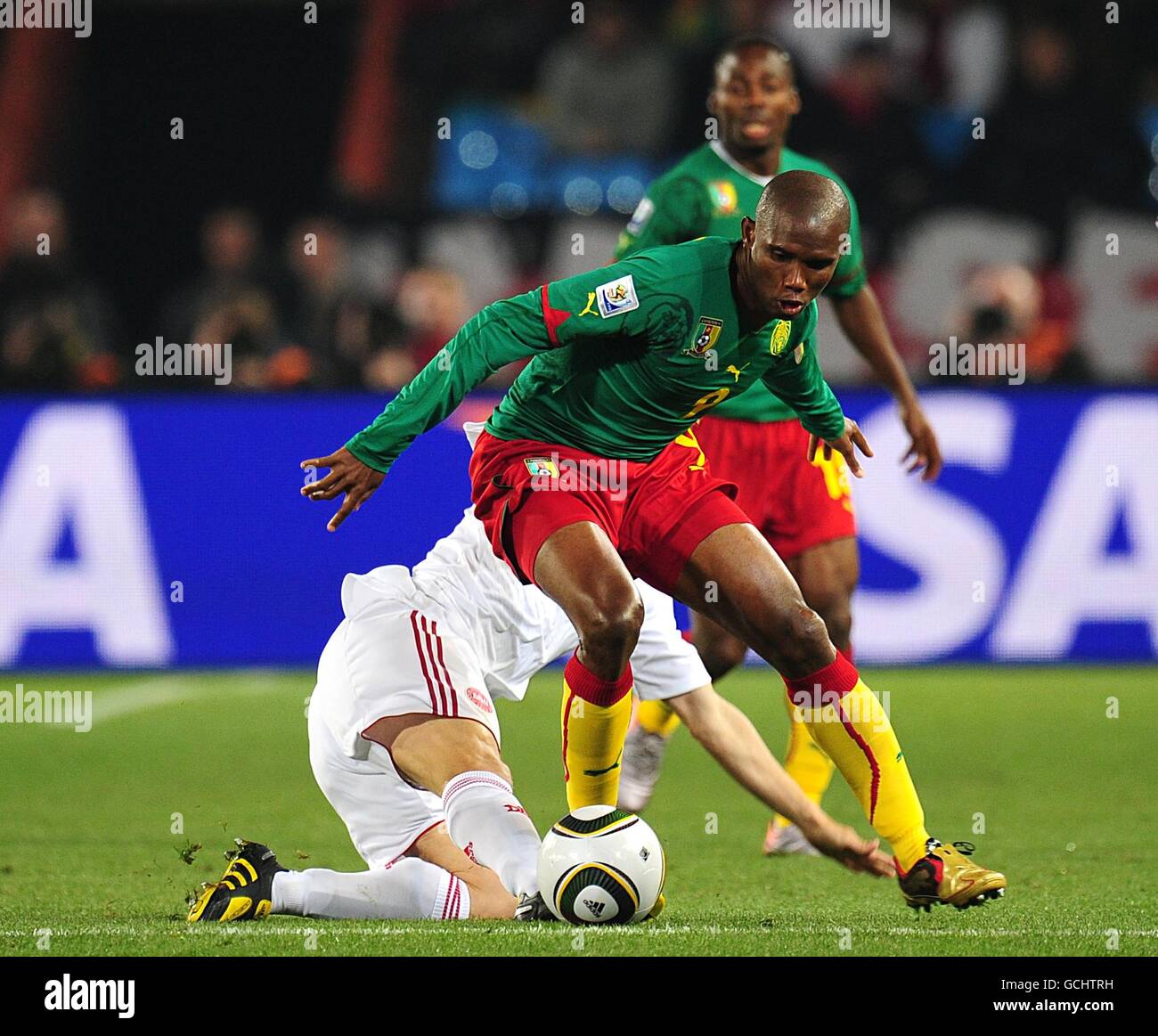 Football - coupe du monde de la FIFA 2010 Afrique du Sud - Groupe E - Cameroun / Danemark - Stade Loftus Versfeld.Martin Jorgensen (derrière) au Danemark et Samuel Eto'o (à droite) au Cameroun pour la bataille du ballon Banque D'Images