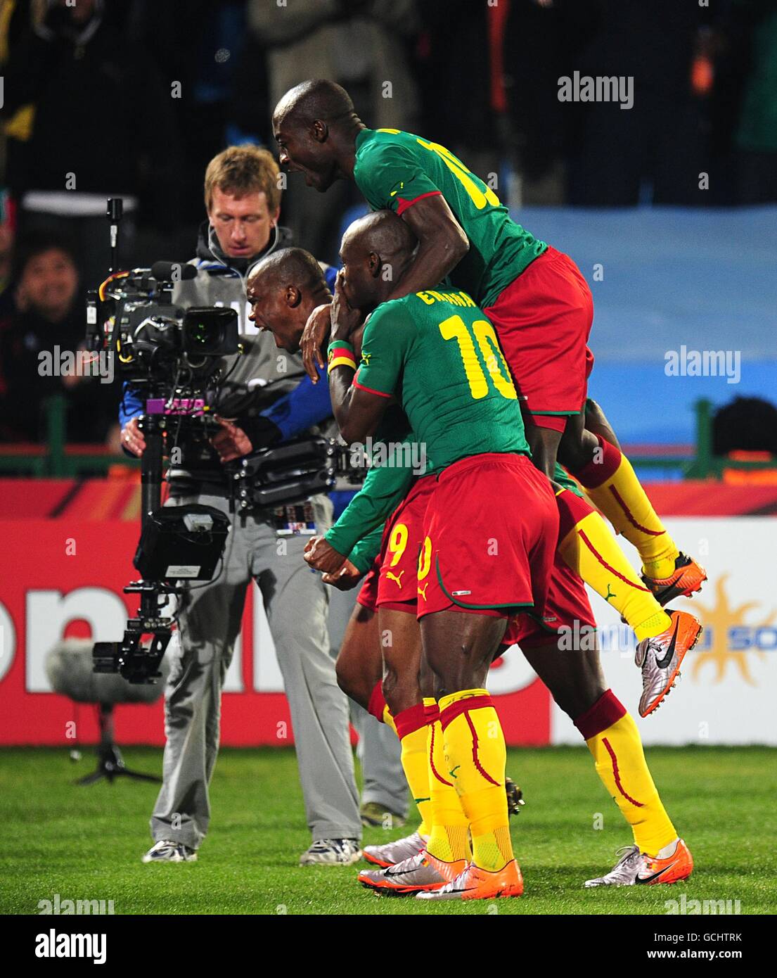 Football - coupe du monde de la FIFA 2010 Afrique du Sud - Groupe E - Cameroun / Danemark - Stade Loftus Versfeld.Samuel ETO'o (à gauche) du Cameroun célèbre avec ses coéquipiers le premier but du match Banque D'Images