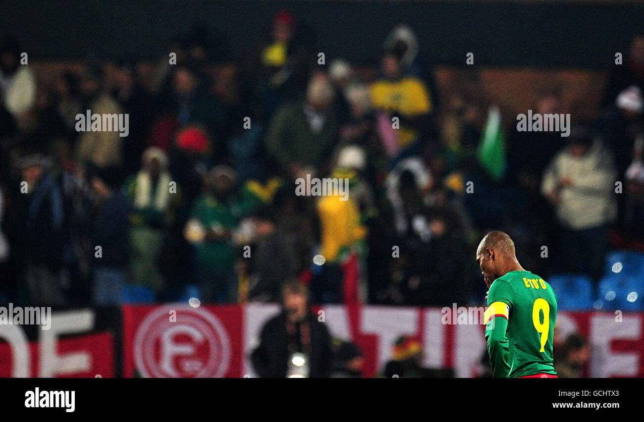 Football - coupe du monde de la FIFA 2010 Afrique du Sud - Groupe E - Cameroun / Danemark - Stade Loftus Versfeld.Samuel ETO'o du Cameroun a été abattu au dernier coup de sifflet alors que son côté est éliminé de la coupe du monde Banque D'Images