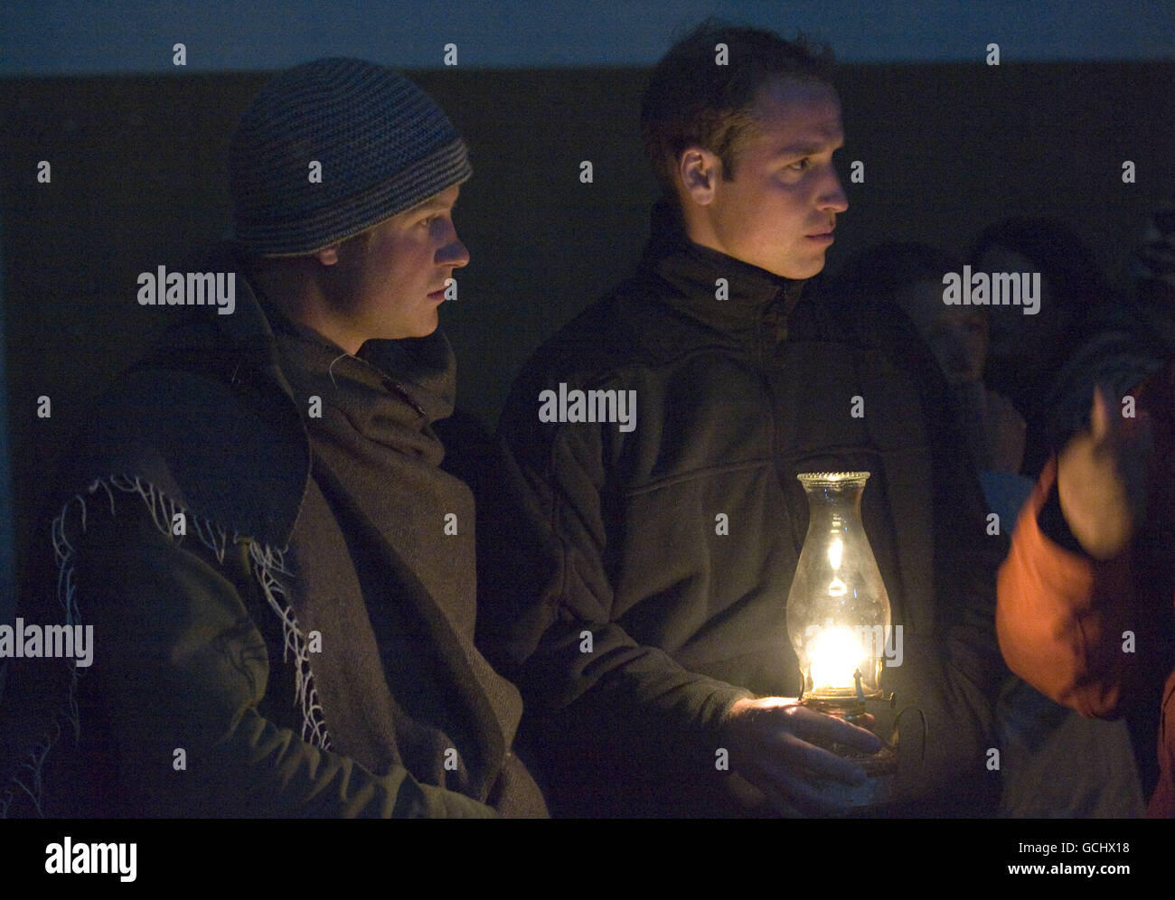 Le prince Harry et William visitent une salle de classe et regardent une leçon éclairée par des lampes à huile, pour les garçons de Herd à Semongkong à Lesoth. Banque D'Images