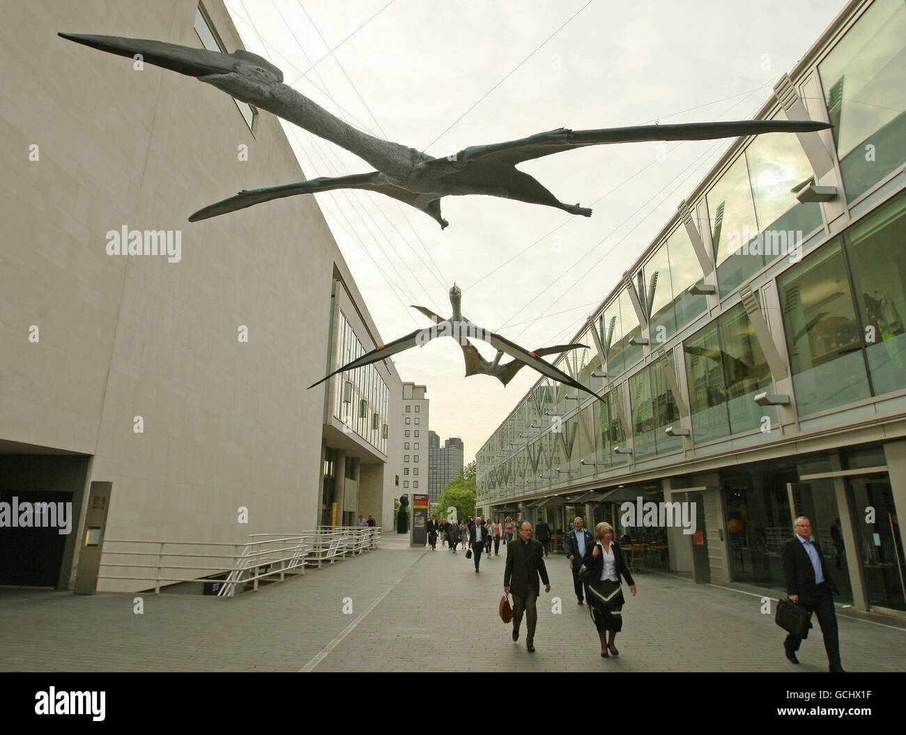 Des piétons marchent sous des ptérosaures modèles suspendus à l'extérieur du Southbank Center, sur la Southbank, dans le centre de Londres. Banque D'Images