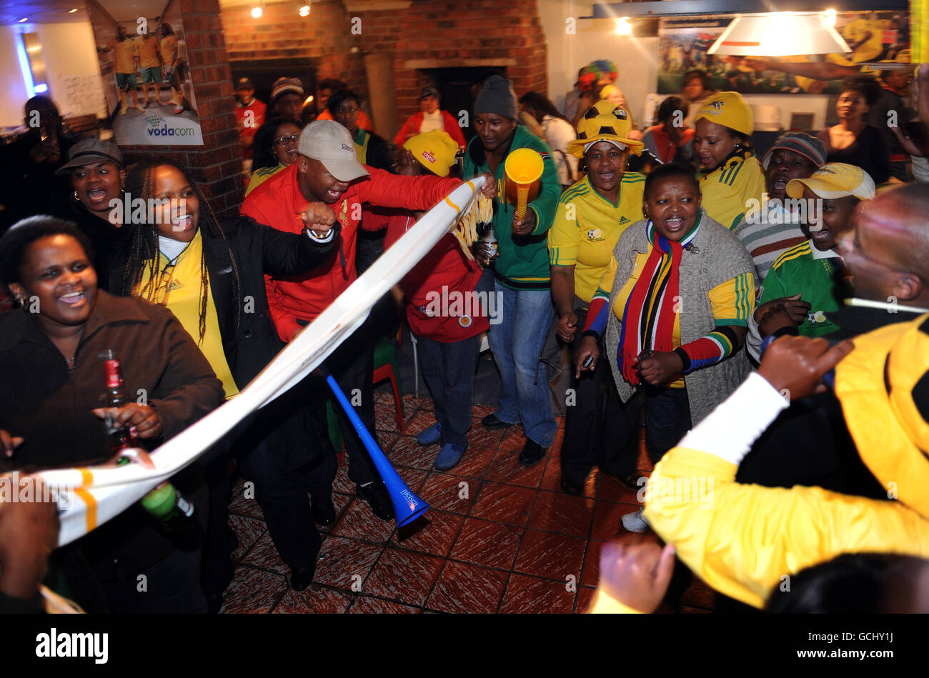 Les habitants dansent bien que leur équipe ait été éliminée de la coupe du monde à la suite du match Group A entre l'Afrique du Sud et la France dans un petit bar dans le canton de New Brighton, Nelson Mandela Bay, Afrique du Sud. Banque D'Images