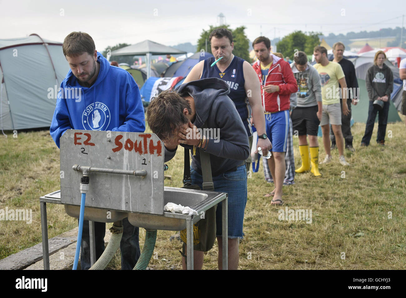 Glastonbury Festival 2010 - vues générales.Les festivaliers se lavent au Glastonbury Festival 2010, digne Farm, Pilton, Somerset. Banque D'Images