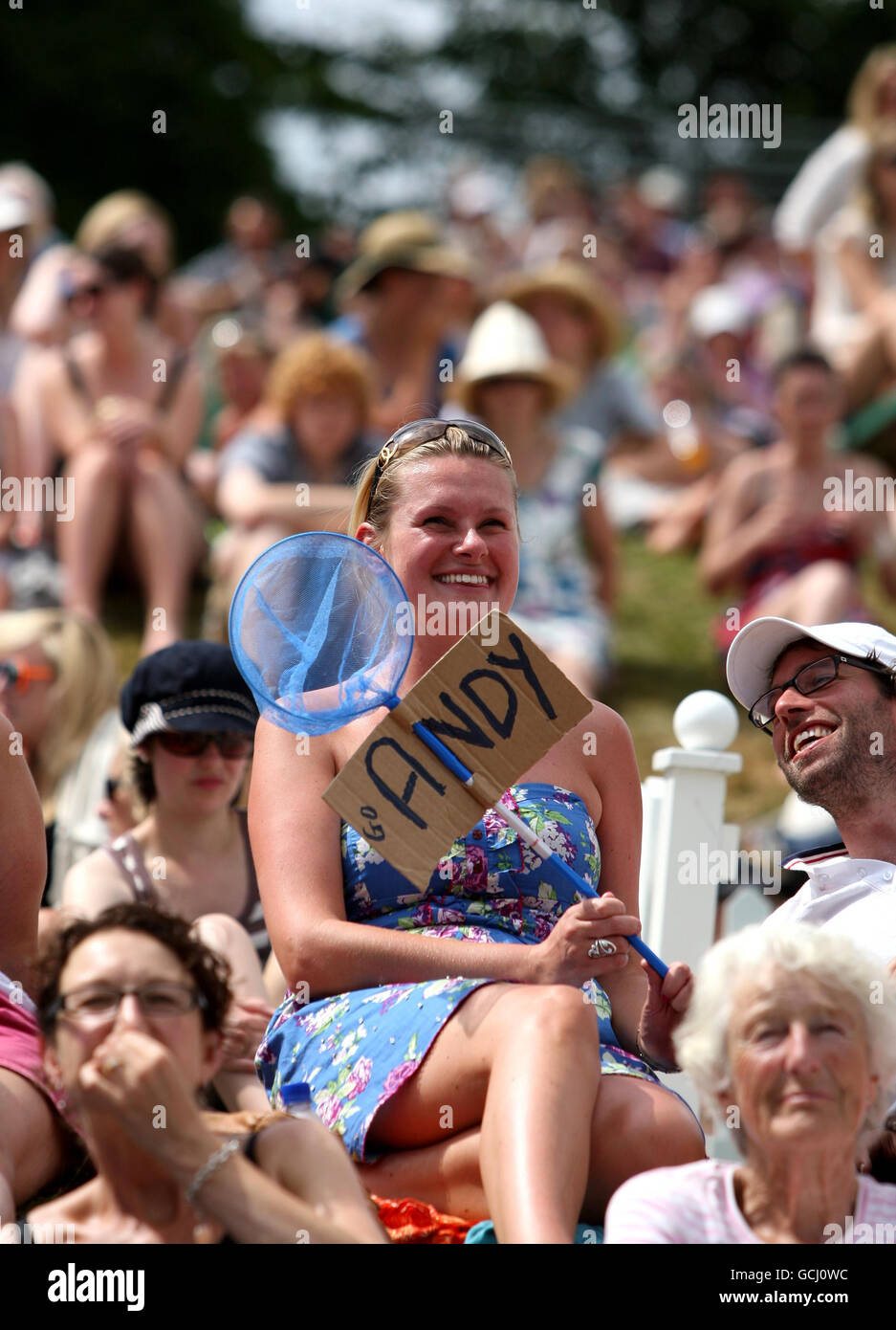 Les fans d'Andy Murray regardent son match de Murray Mount pendant le quatrième jour des Championnats de Wimbledon 2010 au All England Lawn tennis Club, Wimbledon. Banque D'Images