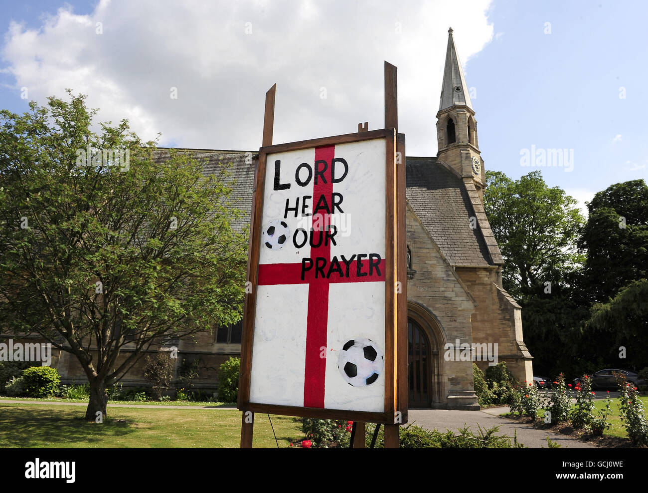 Un panneau montrant le soutien de l'équipe de football d'Angleterre dans la coupe du monde à l'extérieur de St Edward l'église du confesseur à York.APPUYEZ SUR ASSOCIATION photo.Date de la photo: Jeudi 24 juin 2010.Le crédit photo devrait se lire: John Giles/PA Wire Banque D'Images