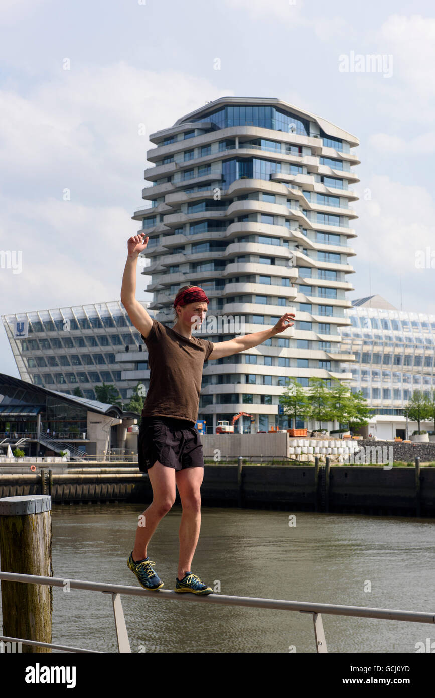 Streetsport 'Parkour' en face du clocher de Marco-Polo Hafencity, Hambourg, Allemagne Banque D'Images