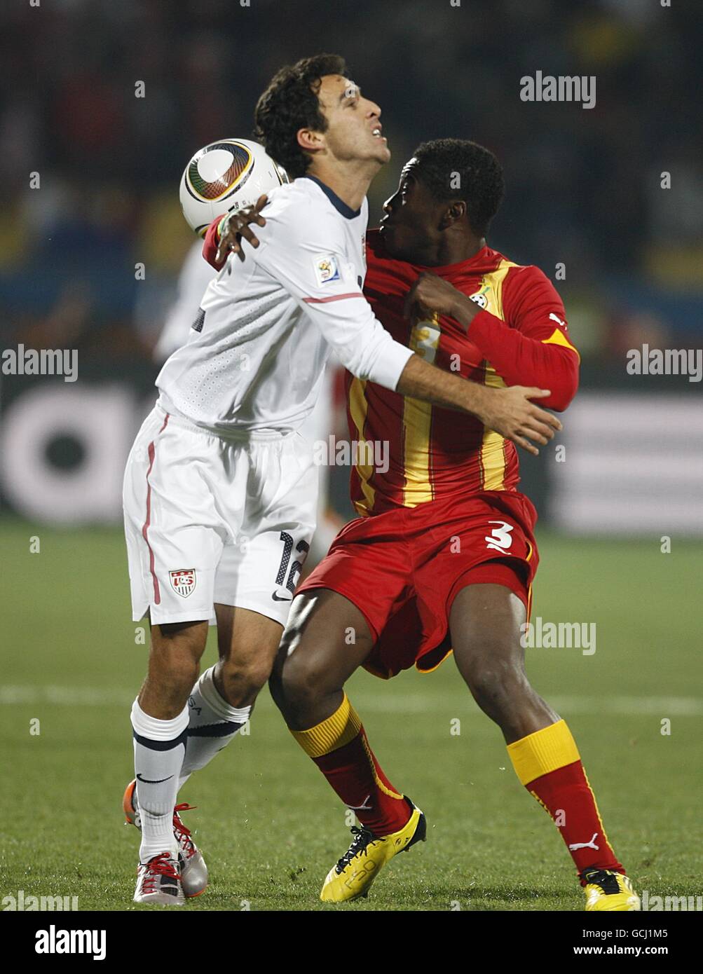 Asamoah Gyan (à droite) du Ghana et Jonathan Bornstein (à gauche) des États-Unis se battent pour le ballon. Banque D'Images