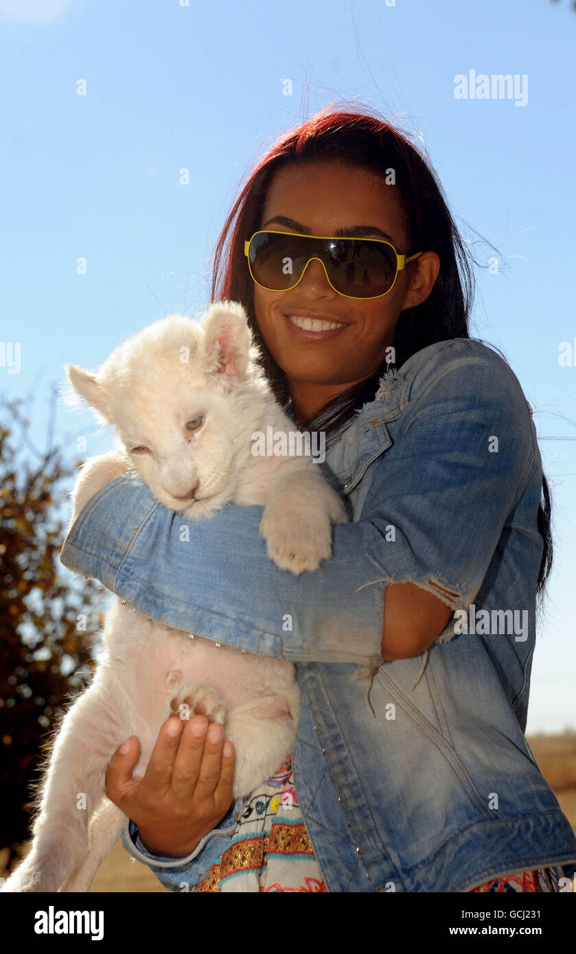 Chantelle Tagoe (partenaire d'Emile Heskey) pose avec un jeune lion blanc de 6 semaines appelé Acinony lors d'une visite à l'expérience Cheetah à Bloemfontein, en Afrique du Sud. Banque D'Images