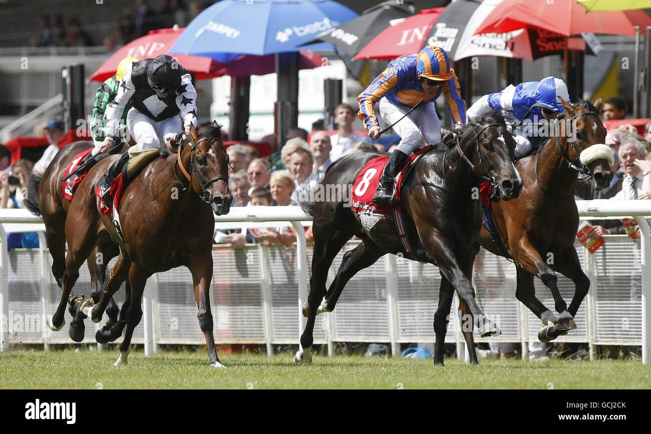 Formosina, monté par Ryan Moore (à droite), remporte les Ladbrokes.com chemins de fer à l'occasion de la journée du Dubai Duty Free Irish Derby à l'hippodrome de Curragh, en Irlande. Banque D'Images