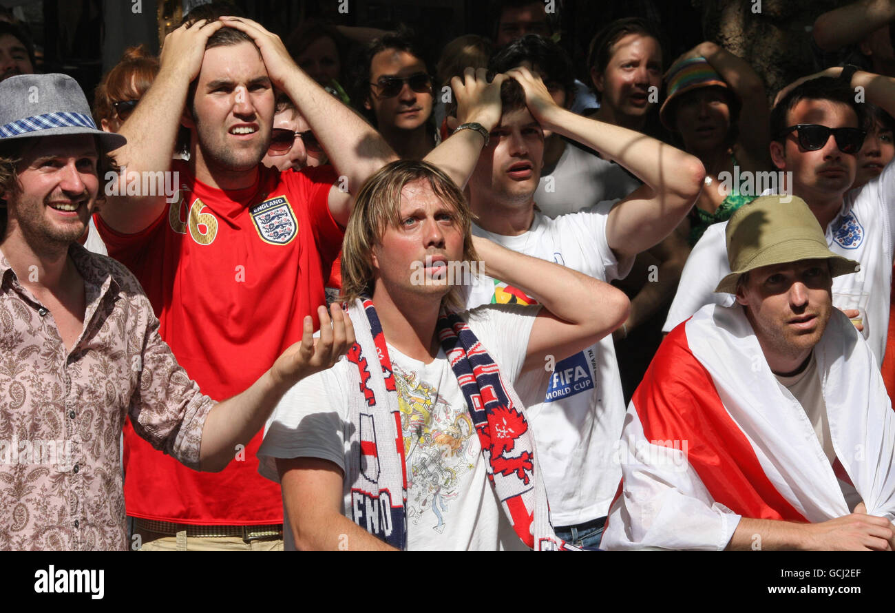 Les fans d'Angleterre réagissent après que le but de Frank Lampard ne compte pas lorsqu'ils regardent la première moitié du match de la coupe du monde contre l'Allemagne à la brasserie Old Truman, à Brick Lane, Londres. Banque D'Images