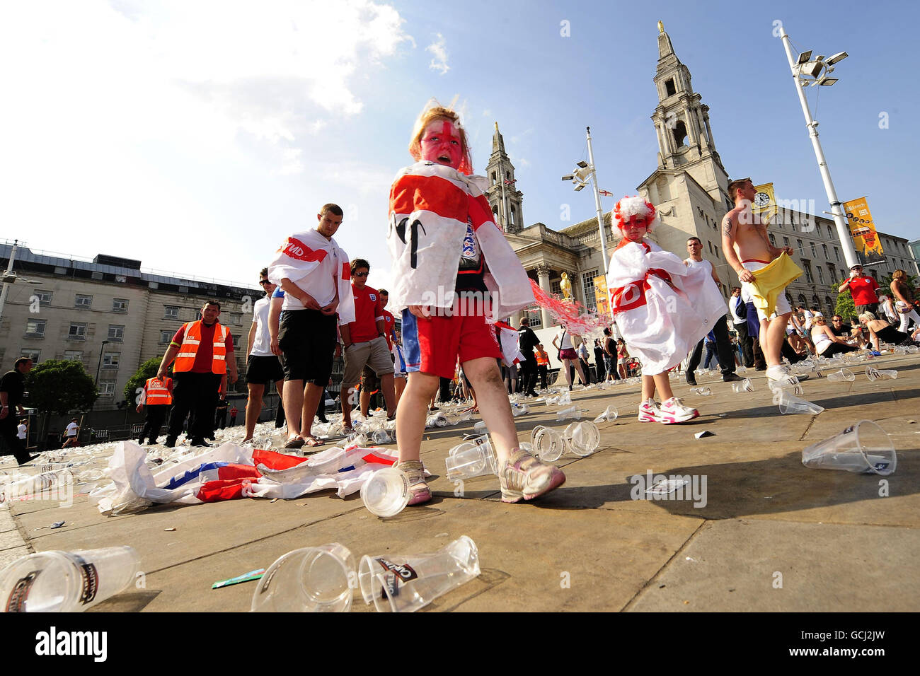 Les supporters de l'Angleterre quittent la place du millénaire à Leeds après le coup de sifflet final alors que l'Angleterre est sortie de la coupe du monde par l'Allemagne. Banque D'Images