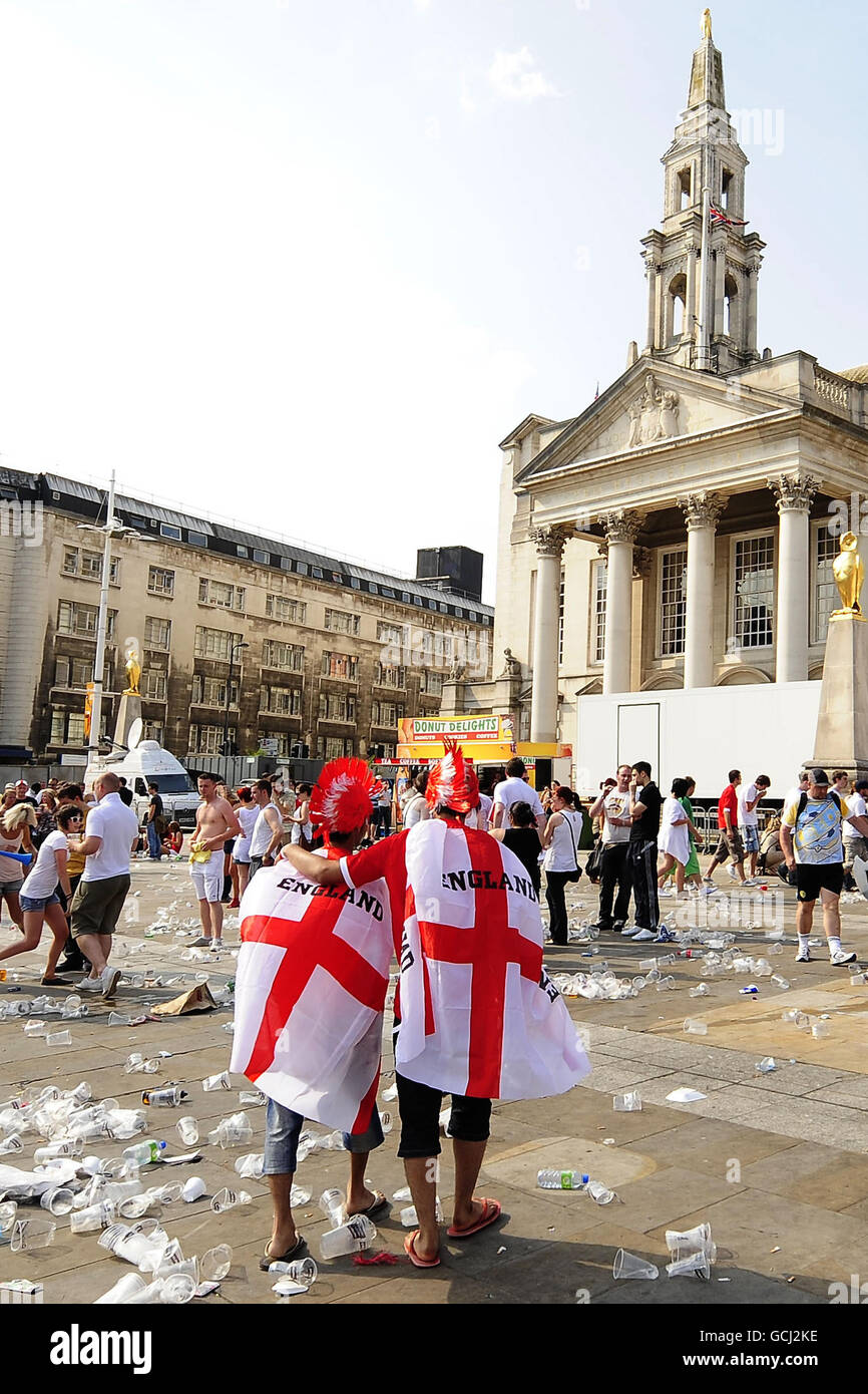 Les supporters de l'Angleterre quittent la place du millénaire à Leeds après le coup de sifflet final alors que l'Angleterre est sortie de la coupe du monde par l'Allemagne. Banque D'Images