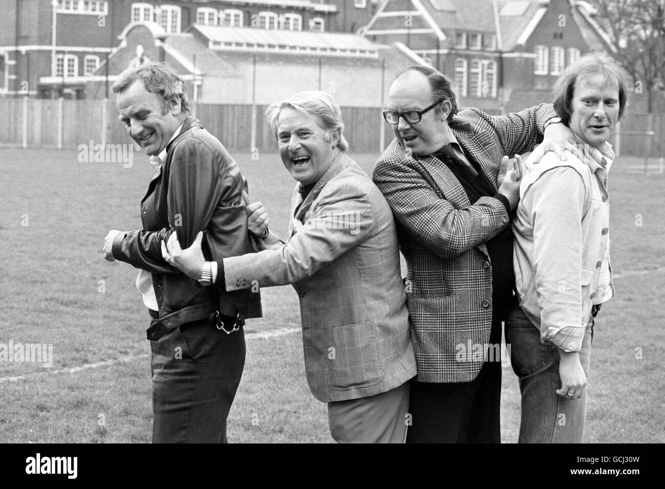 Les comédiens Eric Morecambe et Ernie Wise dans le Hammersmith Grounds of Euston films d'aujourd'hui, où ils se sont associés aux durs crimebusters carter et Regan de la renommée « The Sweeney ». L'inspecteur Regan, l'acteur John Degel (à gauche) et le sergent Det carter, l'acteur Dennis Waterman, ont comparu comme des rafales lors d'un spectacle de Morecambe et de Sage Christmas en 1976. Ils ont plaisanté qu'ils n'apparaîtraient que si Eric et Ernie acceptaient d'apparaître dans leur spectacle, et maintenant le quatuor jouera dans le Sweeney: 'Hearts and Minds' un épisode de la prochaine série sur ITV. Banque D'Images Les comédiens Eric Morecambe et Ernie Wise dans le Hammersmith Grounds of Euston films d'aujourd'hui, où ils se sont associés aux durs crimebusters carter et Regan de la renommée « The Sweeney ». L'inspecteur Regan, l'acteur John Degel (à gauche) et le sergent Det carter, l'acteur Dennis Waterman, ont comparu comme des rafales lors d'un spectacle de Morecambe et de Sage Christmas en 1976. Ils ont plaisanté qu'ils n'apparaîtraient que si Eric et Ernie acceptaient d'apparaître dans leur spectacle, et maintenant le quatuor jouera dans le Sweeney: 'Hearts and Minds' un épisode de la prochaine série sur ITV. Banque D'Images