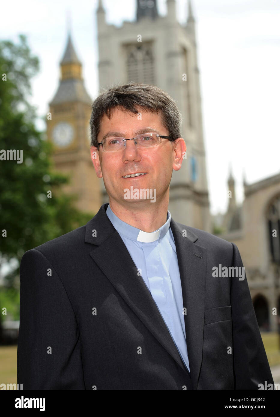 Le nouveau canon de Westminster le révérend Andrew Tremlett devant l'abbaye de Westminster à Londres. Banque D'Images