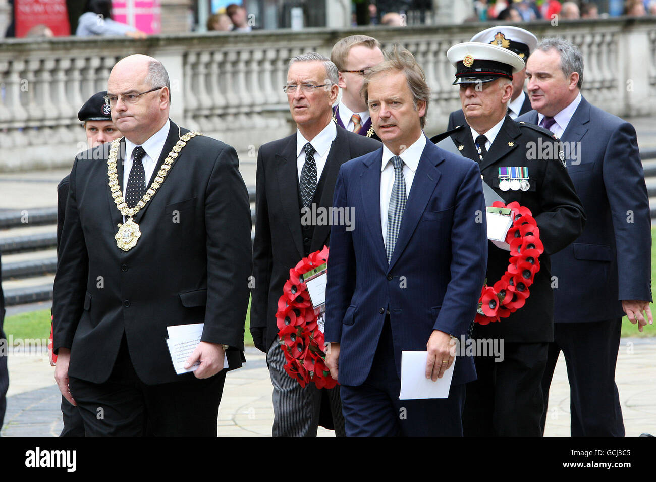 Le maire Pat Convery (à gauche) et le député Hugo Swire (à droite) sont vus au Cenotaph de Belfast, pour marquer le 94e anniversaire de la bataille de la somme, où de nombreux hommes de la 36e division (Ulster) ont perdu la vie. Banque D'Images