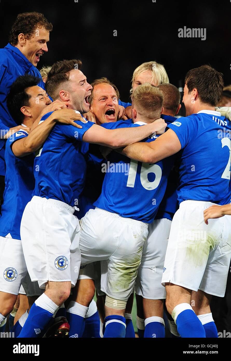 Woody Harrelson (au centre) célèbre avec ses coéquipiers après avoir remporté le match Socceraid 2010 à Old Trafford Banque D'Images