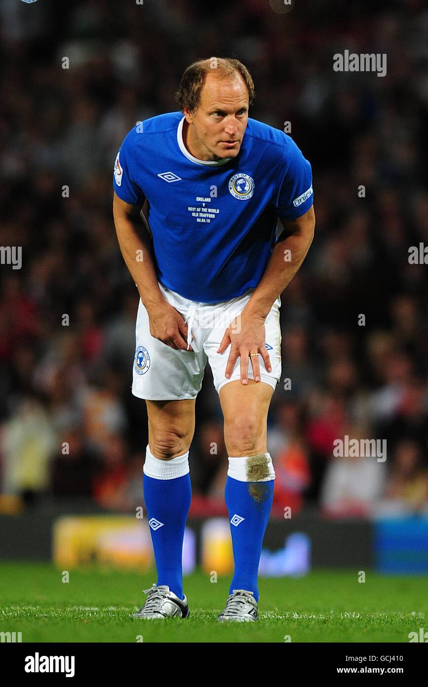 Woody Harrelson se prépare à teake de sa pénalité pendant le 2010 Match Socceraid à Old Trafford Banque D'Images