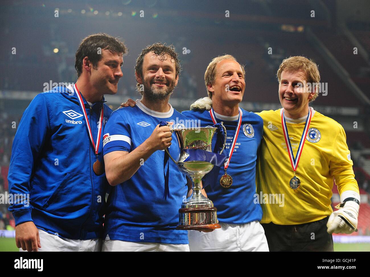 (G-D) Joe Calzaghe, Michael Shen, Woody Harrelson et Patrick Kielty célèbrent la victoire du match Socceraid 2010 à Old Trafford Banque D'Images