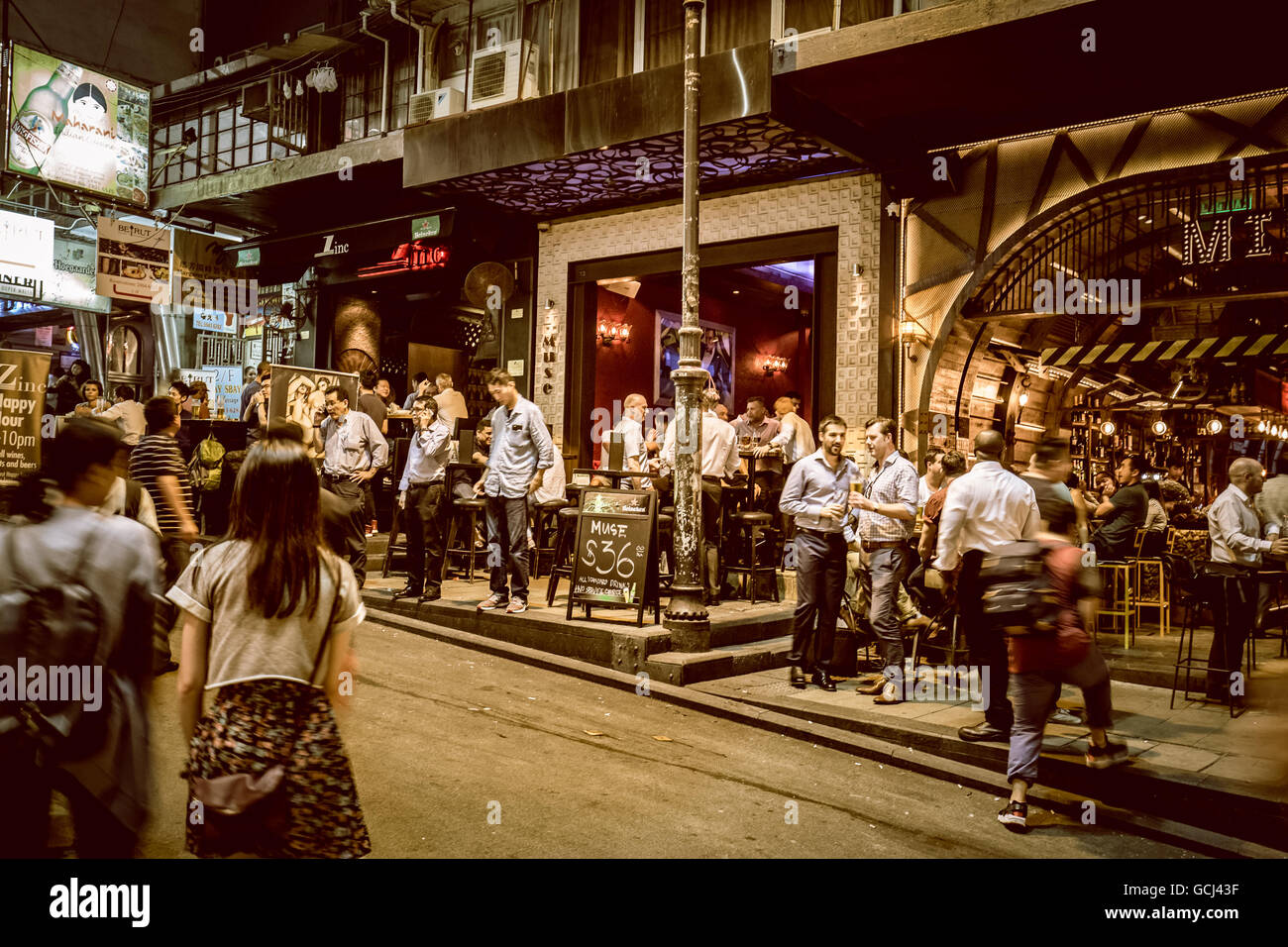 Les gens qui vont à Lan Kwai Fong après le travail Banque D'Images