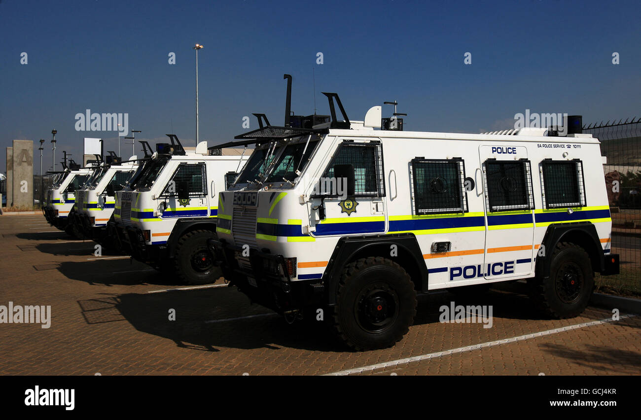 Football - coupe du monde de la FIFA 2010 Afrique du Sud - Soccer City - Johannesburg.Camions de police à l'extérieur du stade de Soccer City, Johannesburg, la veille de la cérémonie d'ouverture Banque D'Images