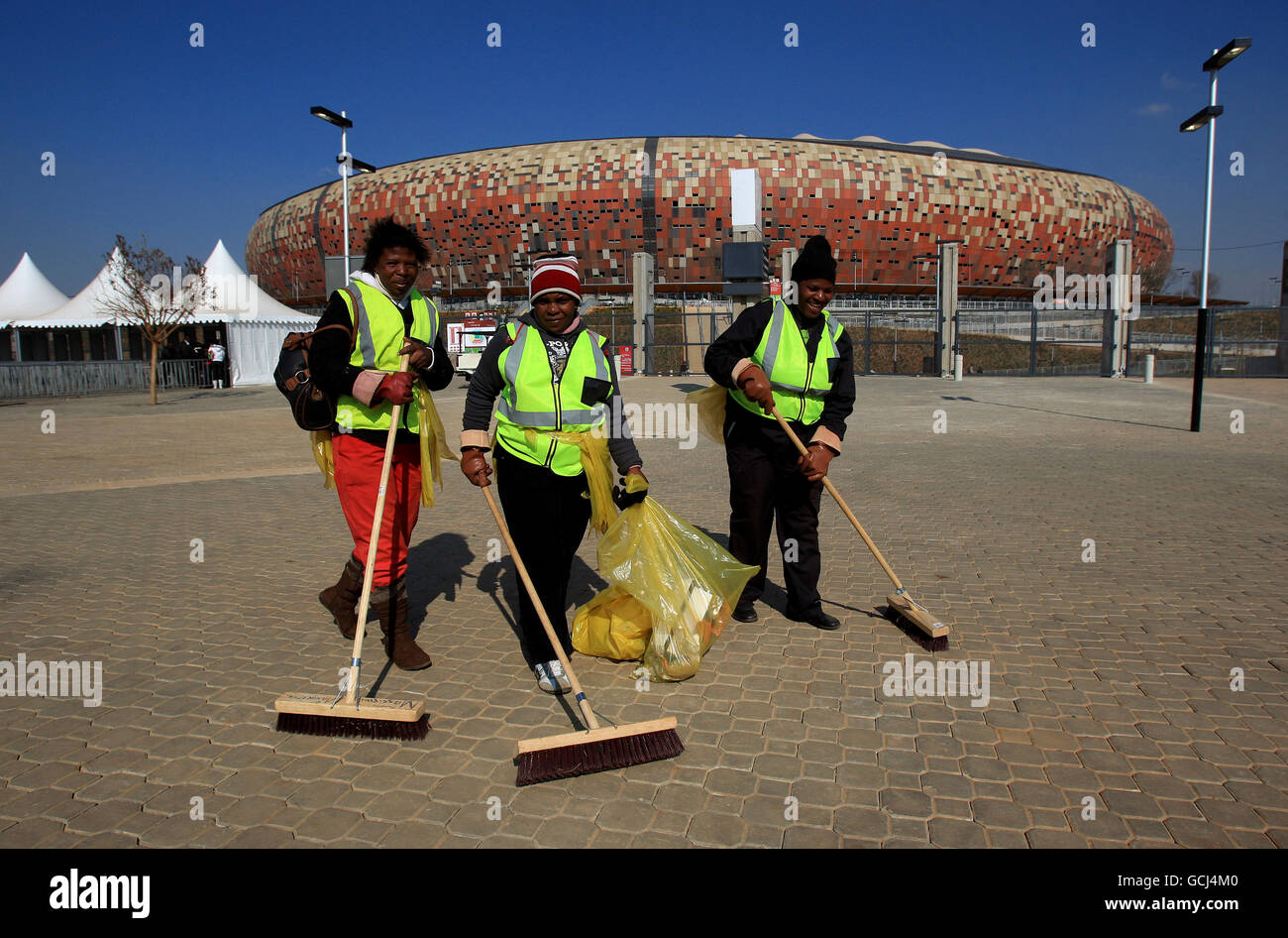 Les travaux de nettoyage se poursuivent au stade de Soccer City, à Johannesburg, la veille de la cérémonie d'ouverture Banque D'Images