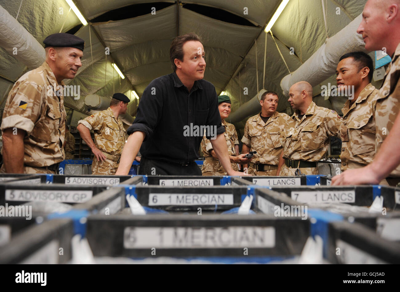 Le Premier ministre David Cameron rencontre des soldats qui travaillent dans le bureau de poste du Camp Bastion, dans la province de Helmand, au cours de sa visite de deux jours en Afghanistan. Banque D'Images