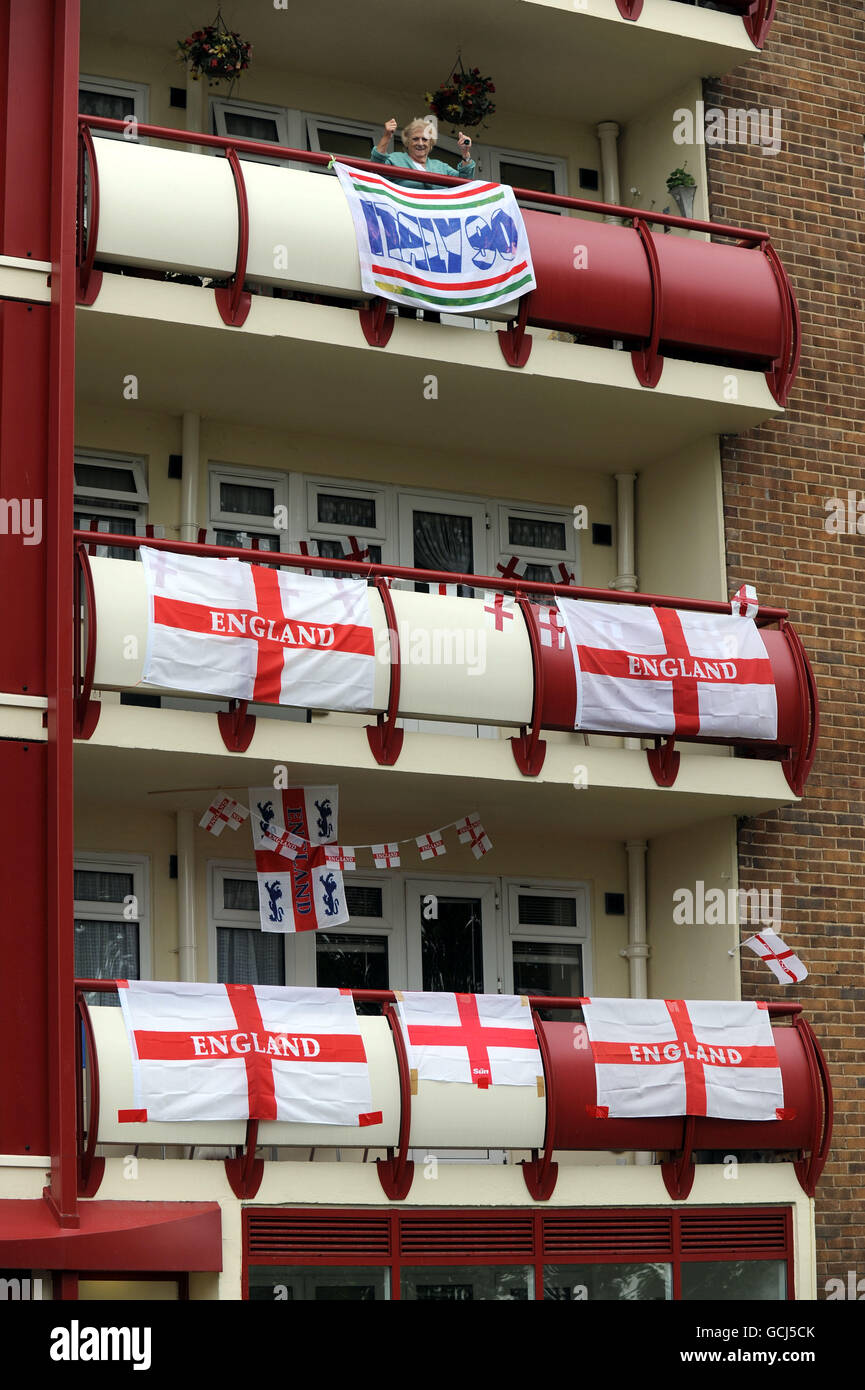 Football - coupe du monde de la FIFA 2010 Afrique du Sud - supporters en Angleterre - Leeds.Les habitants d'une tour d'appartements à Leeds montrent leur soutien à l'équipe de football d'Angleterre avec des drapeaux drapés sur leurs balcons. Banque D'Images