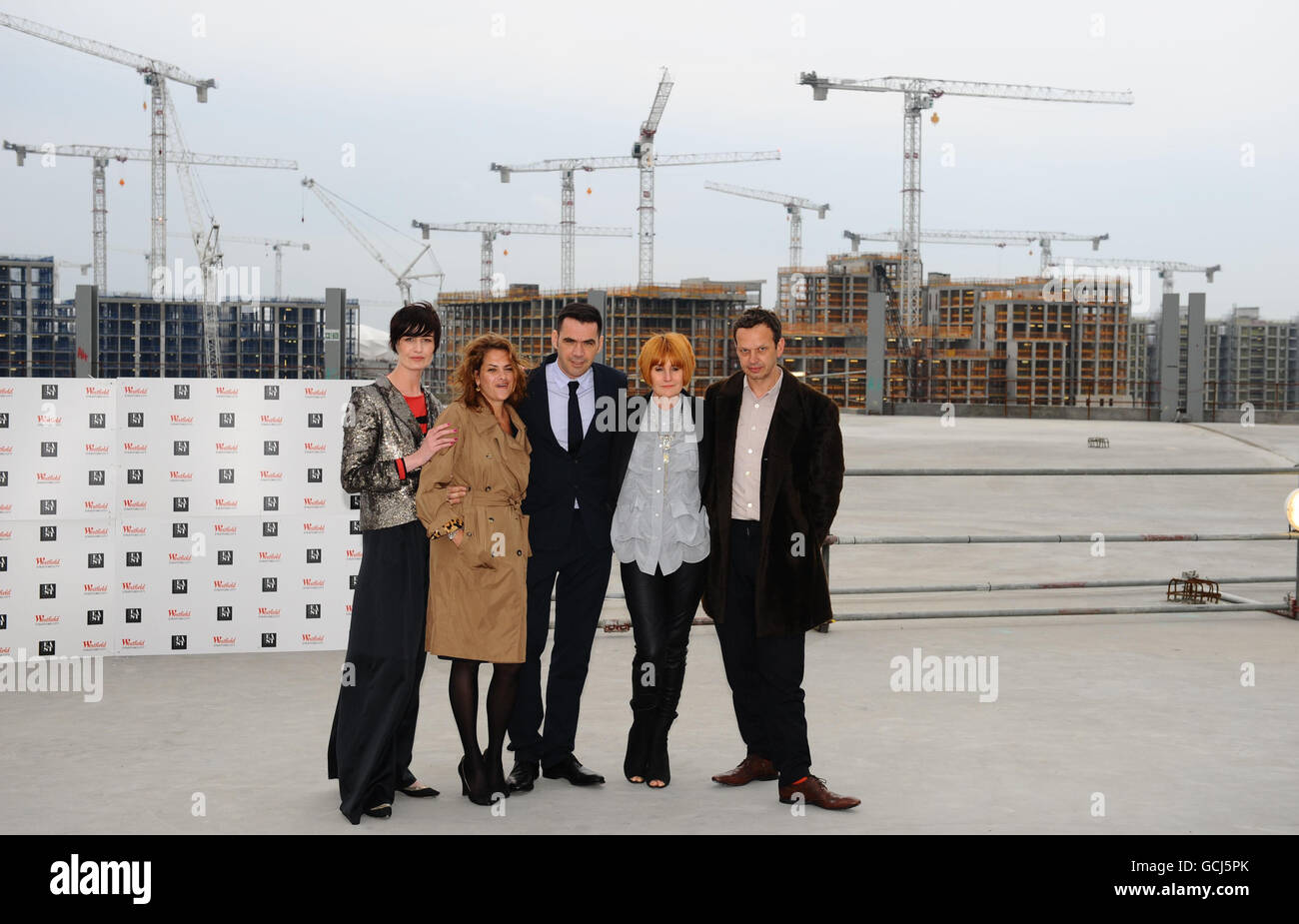 (De gauche à droite) Erin O'Connor, Tracey Emin, Roland Mouret, Mary Portas et Tom Dixon sur le toit de Westfield Stratford City lors du lancement de l'initiative culturelle de Studio East à Londres. Banque D'Images
