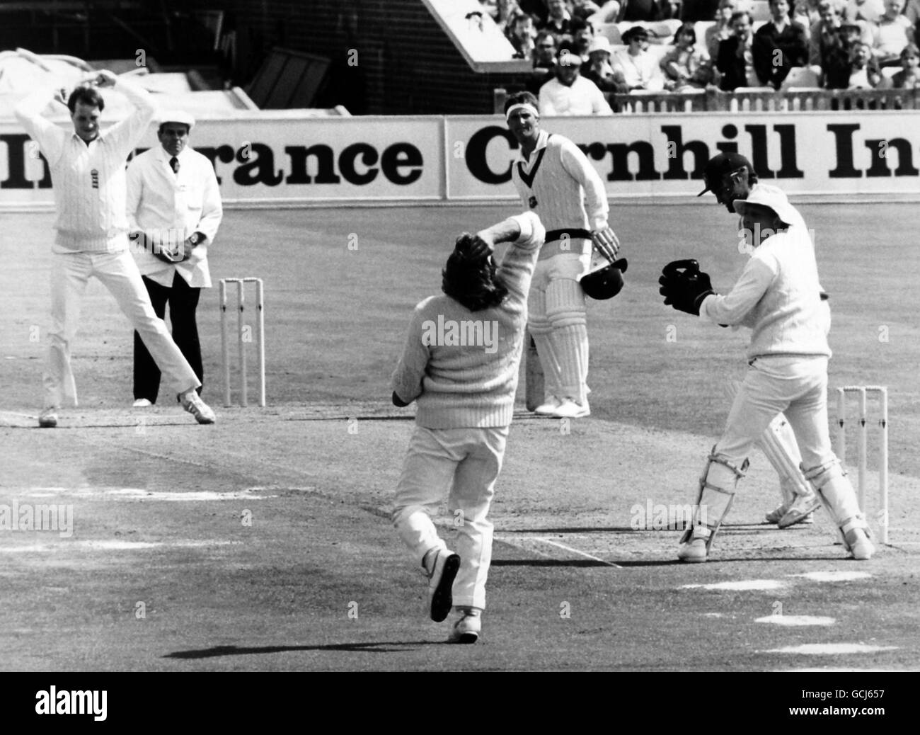 Ian Botham, le batteur d'Angleterre, célèbre après avoir attrapé le batteur australien Kepler Wessels au bowling de John Embureau (à gauche), suivi par le gardien de cricket Paul Downton et le juge-arbitre Dickie Bird Banque D'Images