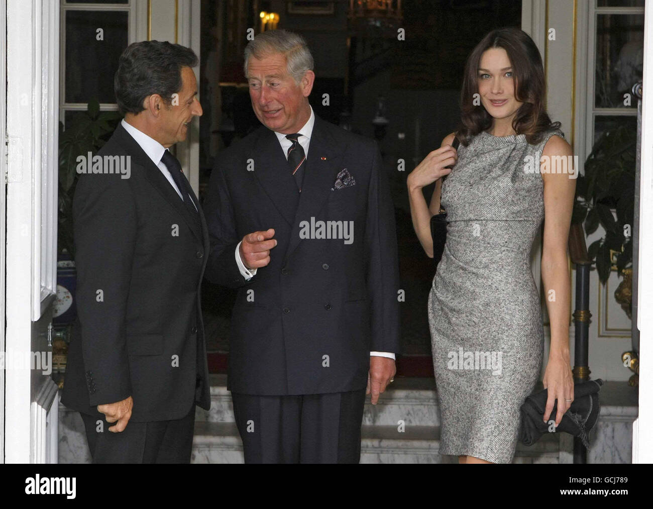 Le prince de Galles accueille le président français Nicolas Sarkozy et sa femme Carla Bruni à Clarence House, Londres, lors de la visite du président à l'occasion du 70e anniversaire de l'émission de radio du général Charles de Gaulle, qui exhorte sa nation à résister à l'occupation nazie de la France. Banque D'Images