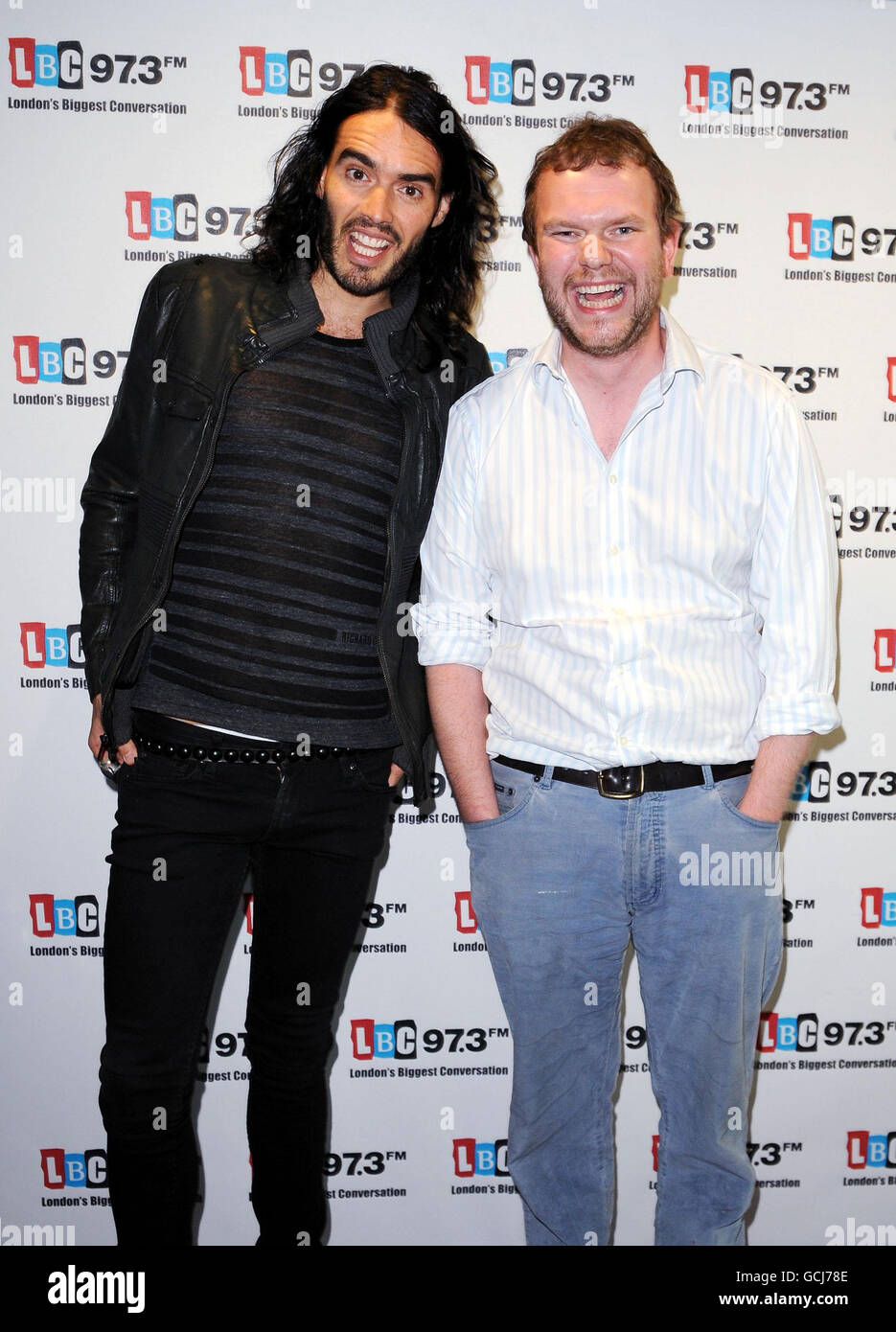 Russell Brand avec James O'Brien après s'être joint au présentateur de radio  dans son émission « James O'Brien Live on LBC » à la station de radio de  Londres Photo Stock -