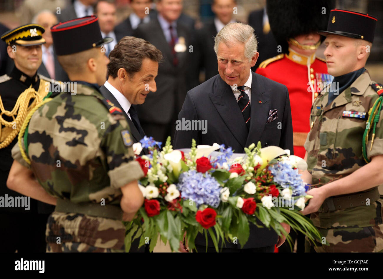 Le prince de Galles (à droite) et le président français Nicolas Sarkozy se préparent à déposer une couronne sur les statues de HM King George VI et HM Queen Elizabeth dans le Mall de Londres. Banque D'Images