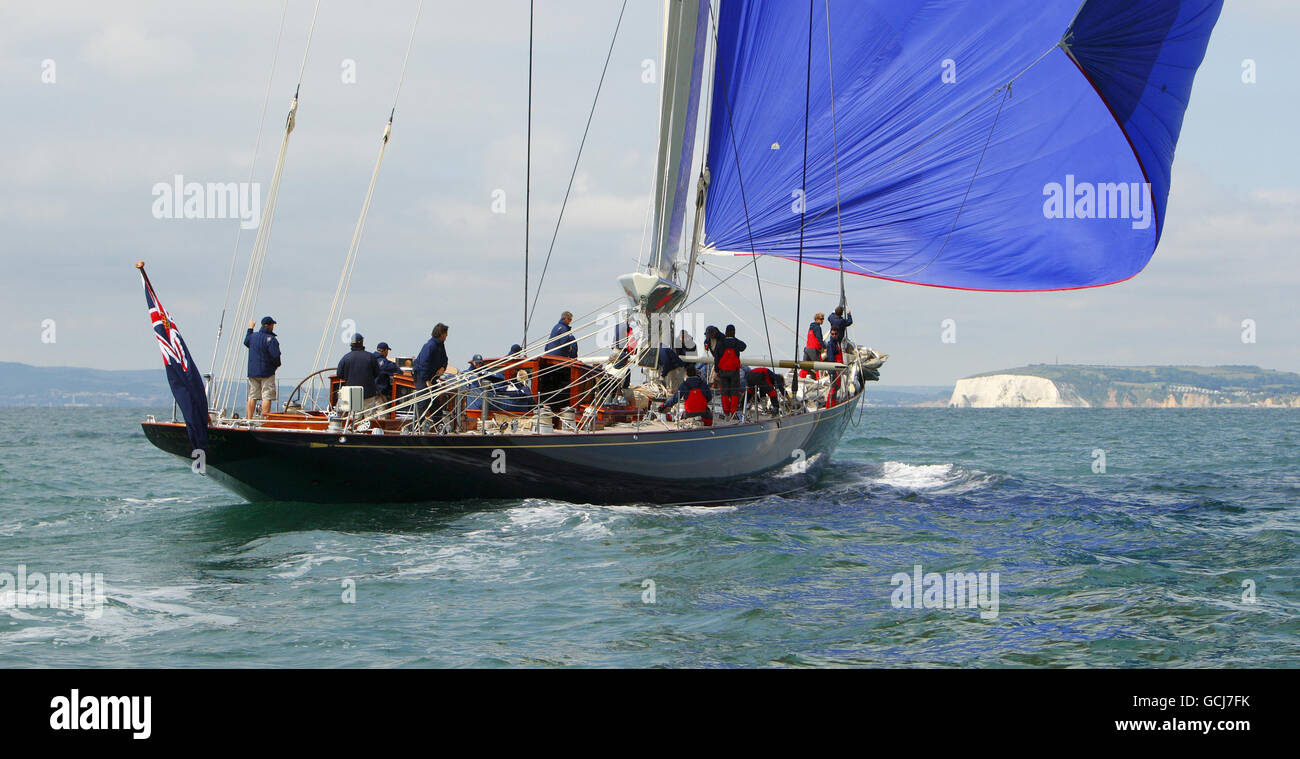 L'équipage du yacht J Class Velsheda pratique dans le Solent avant la course de demain de JP Morgan Asset Management Round the Island. Banque D'Images