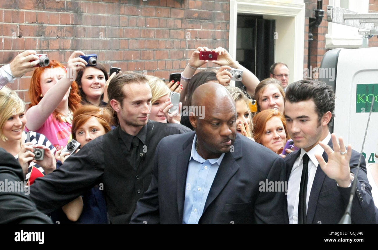 Kevin Jonas arrive au Queen's Theatre dans le centre de Londres pour les débuts de son frère Nick aux Miserables, puisqu'il sera le vedette de la production pour les trois prochaines semaines. Banque D'Images