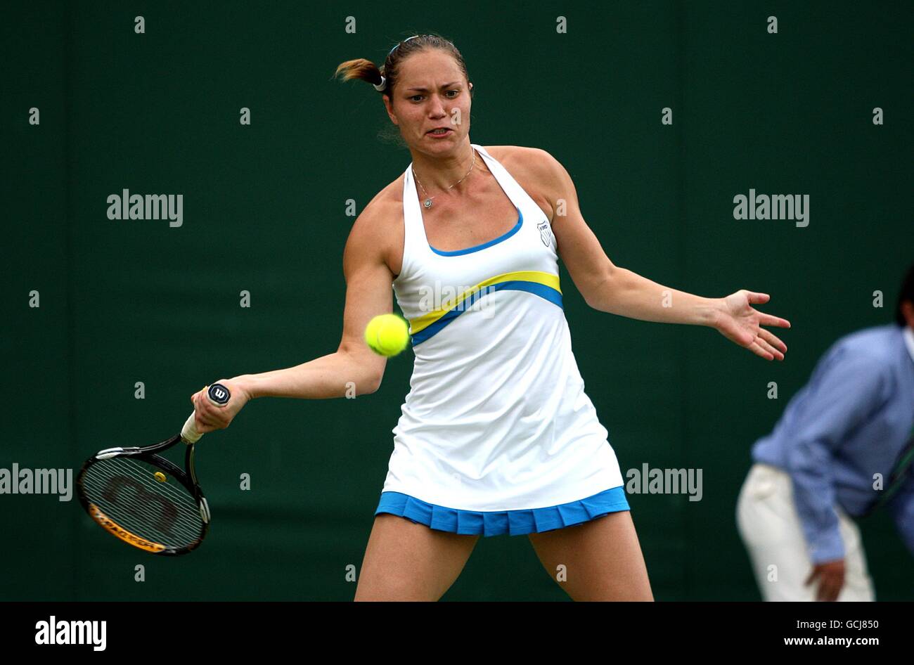 Kateryna Bondarenko d'Ukraine pendant son match contre Greta Arn de Hongrie Au cours du premier jour des Championnats de Wimbledon 2010 Banque D'Images