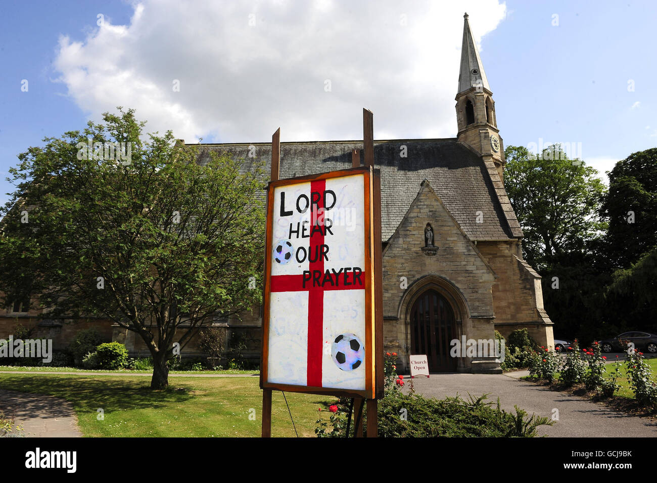 Un panneau montrant le soutien de l'équipe de football d'Angleterre dans la coupe du monde à l'extérieur de St Edward l'église du confesseur à York. Banque D'Images