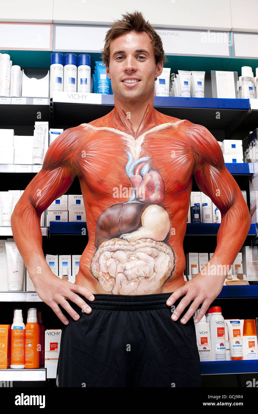 Le modèle Charlie Turner avec son corps peint pour illustrer les organes vitaux lors du lancement de la campagne de santé cardiaque de Lloydsprharmacy 'Release the Pressure', à la concession Lloydsprharmacy à Selfridges, dans le centre de Londres. Banque D'Images